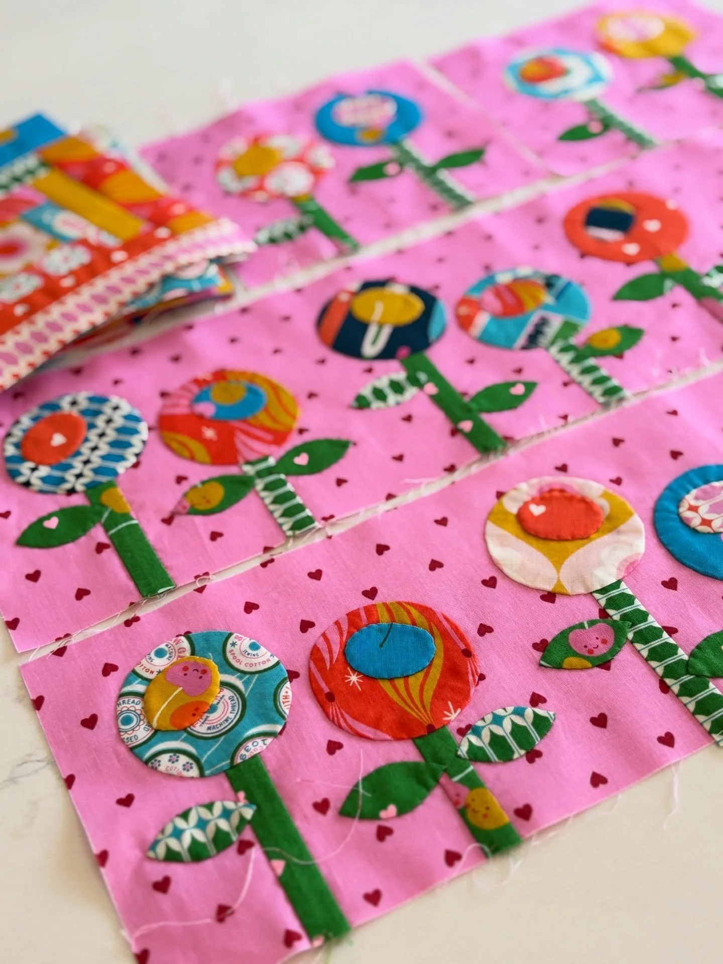 I&rsquo;m so excited to show you the finished appliqu&eacute; for my Poppies for You bag. I&rsquo;m a step closer to being finished with making this updated sample using @rubystarsociety fabrics from the Trinketry range, and I&rsquo;m loving every mi