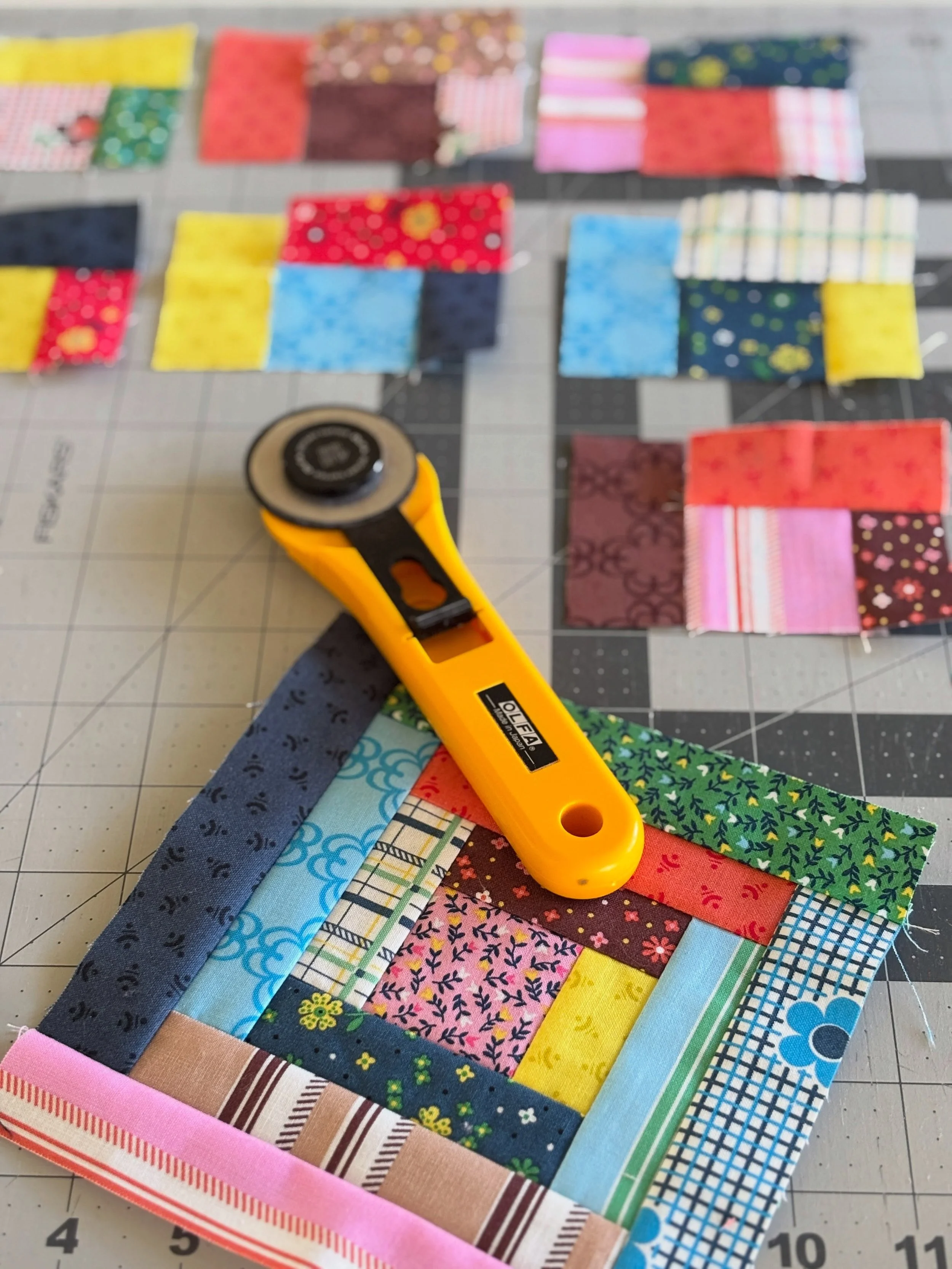 I had a lot of left over strips from making my Mabel Annie quilt in Darling by @dsquilts and I thought to myself, these would be perfect for a new Poppies for You bag. I&rsquo;m having so much fun playing with these fabrics again and also using up as