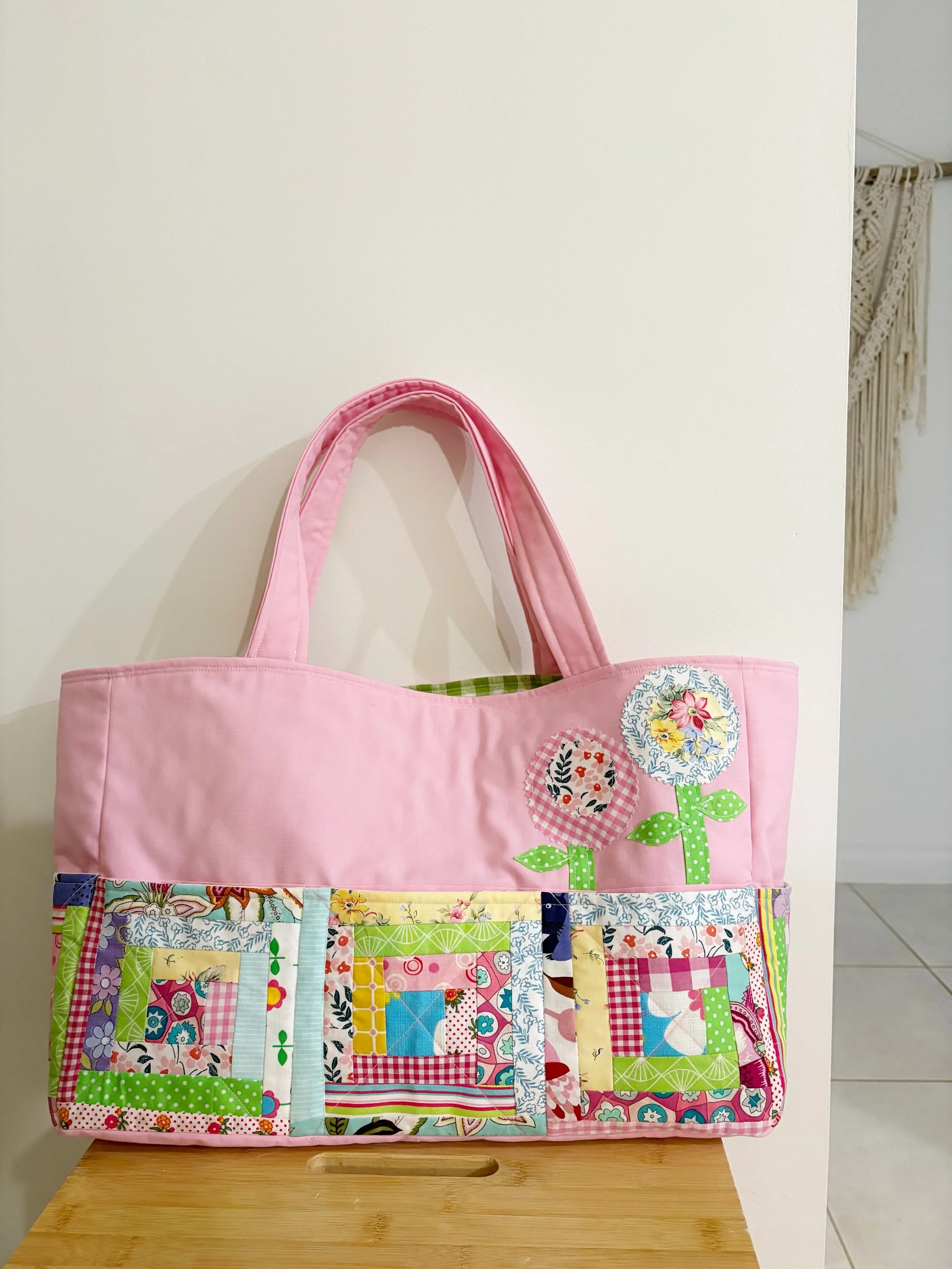 I&rsquo;m so excited to share this stunning version of my Poppies for You bag that was made by Donna. This is the first bag that Donna has made I believe, and what an incredible job she has done too. I absolutely love it. 💕

Donna used a different m
