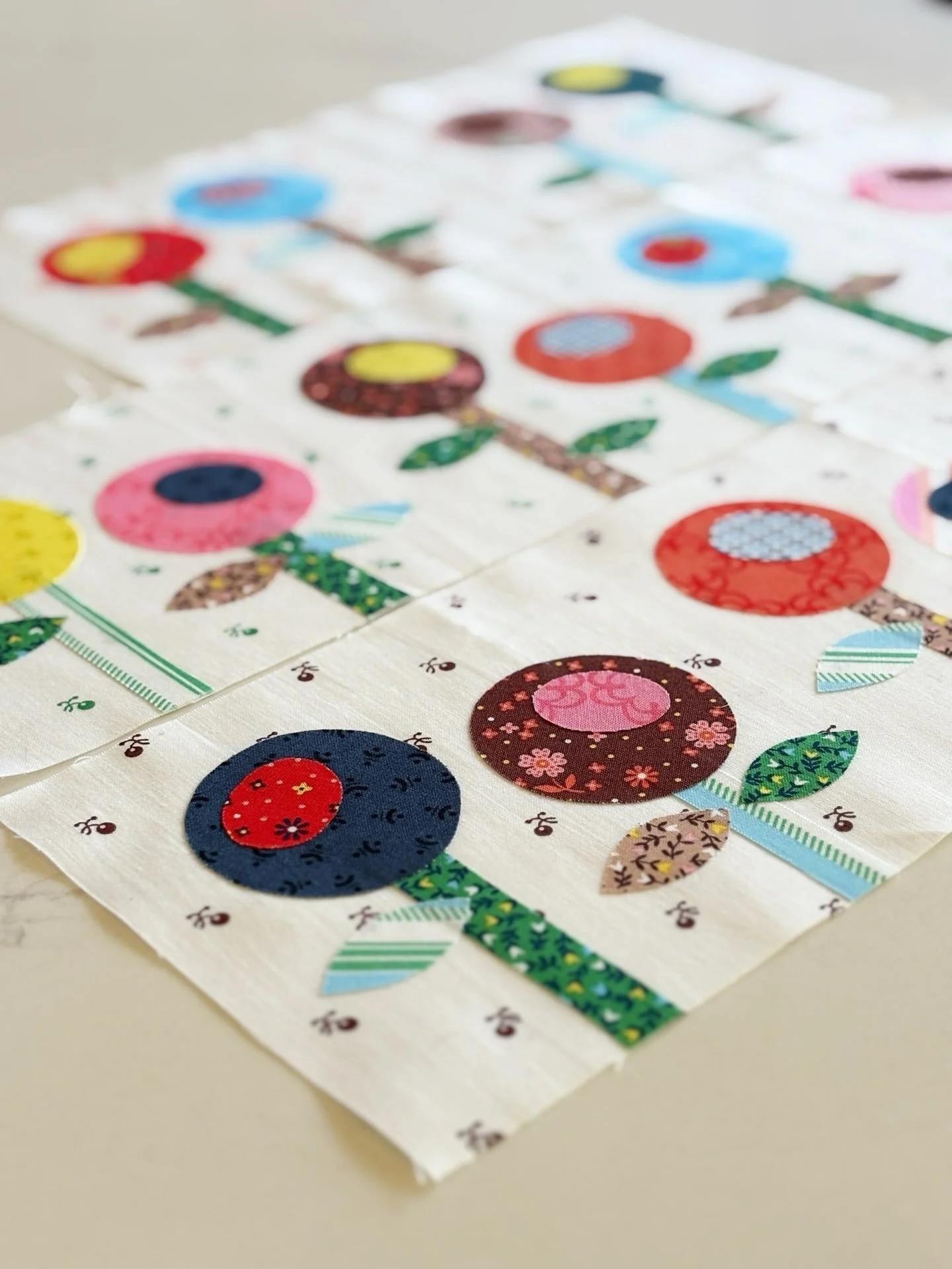 On the weekend I finally spent the time remaking the appliqu&eacute; flowers for my latest Poppies for You bag. I think they look so pretty all together. 

For this version I am using blanket stitch appliqu&eacute;. I like the peaceful time spent on 