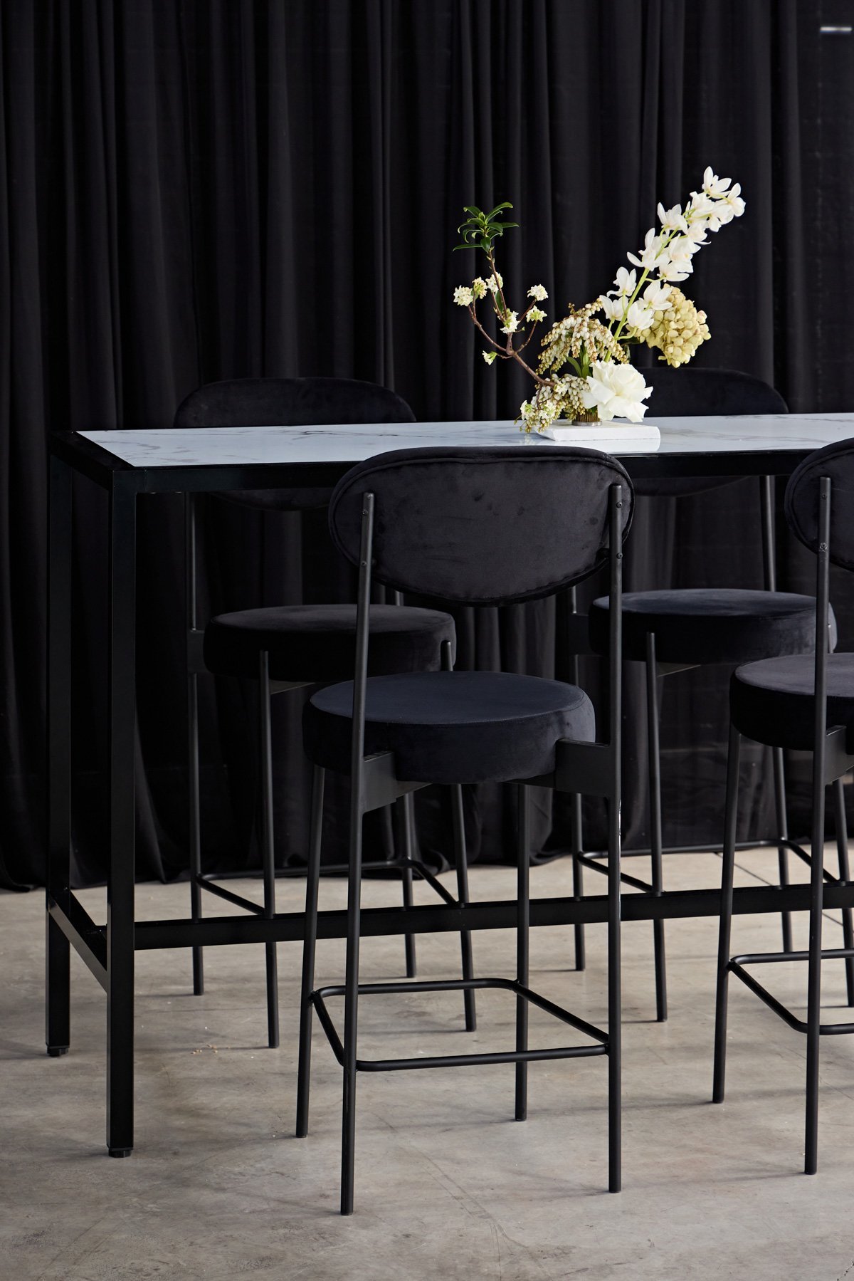 bar table black simpyl seated
