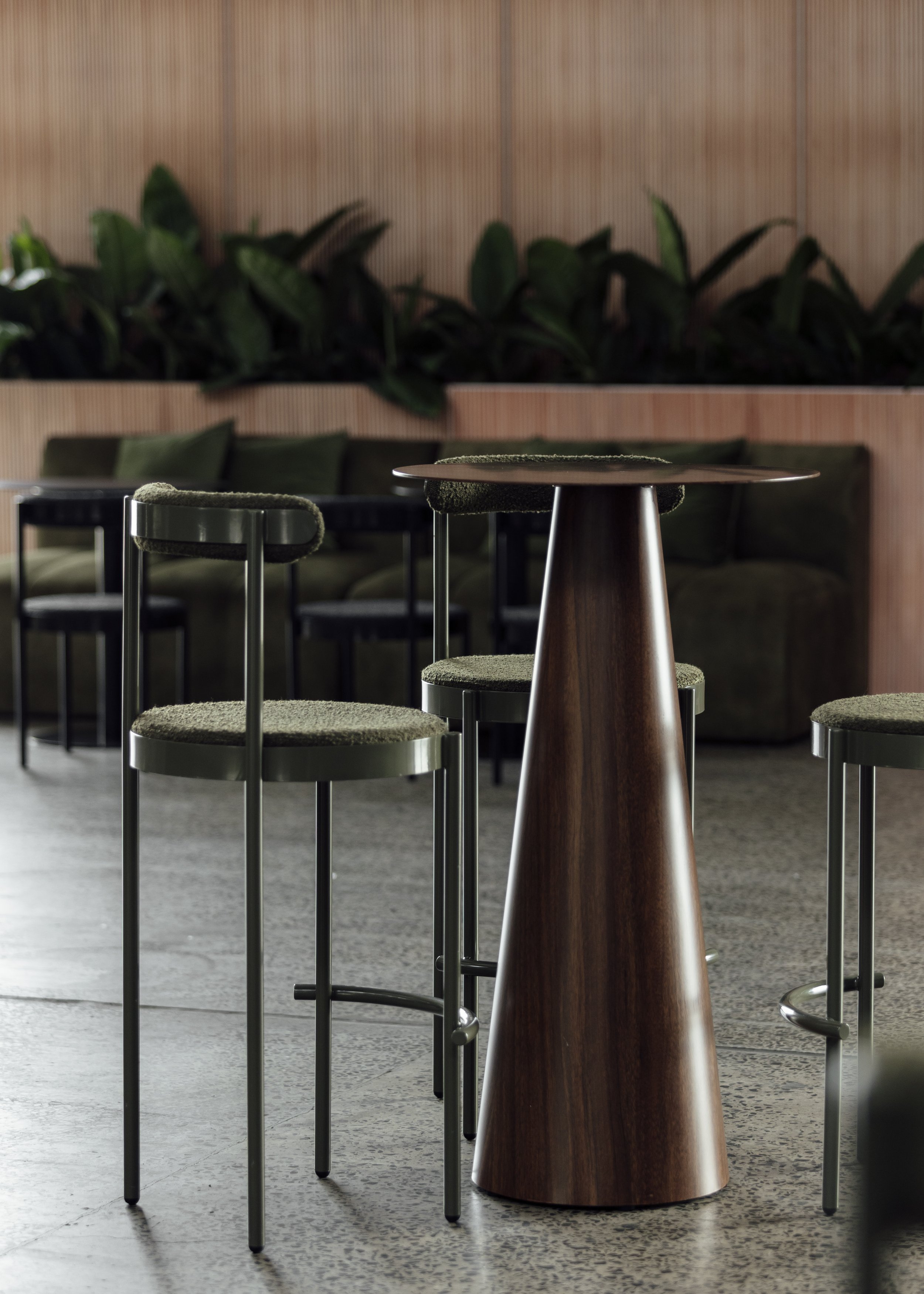 OBLIQUE BAR TABLE WALNUT