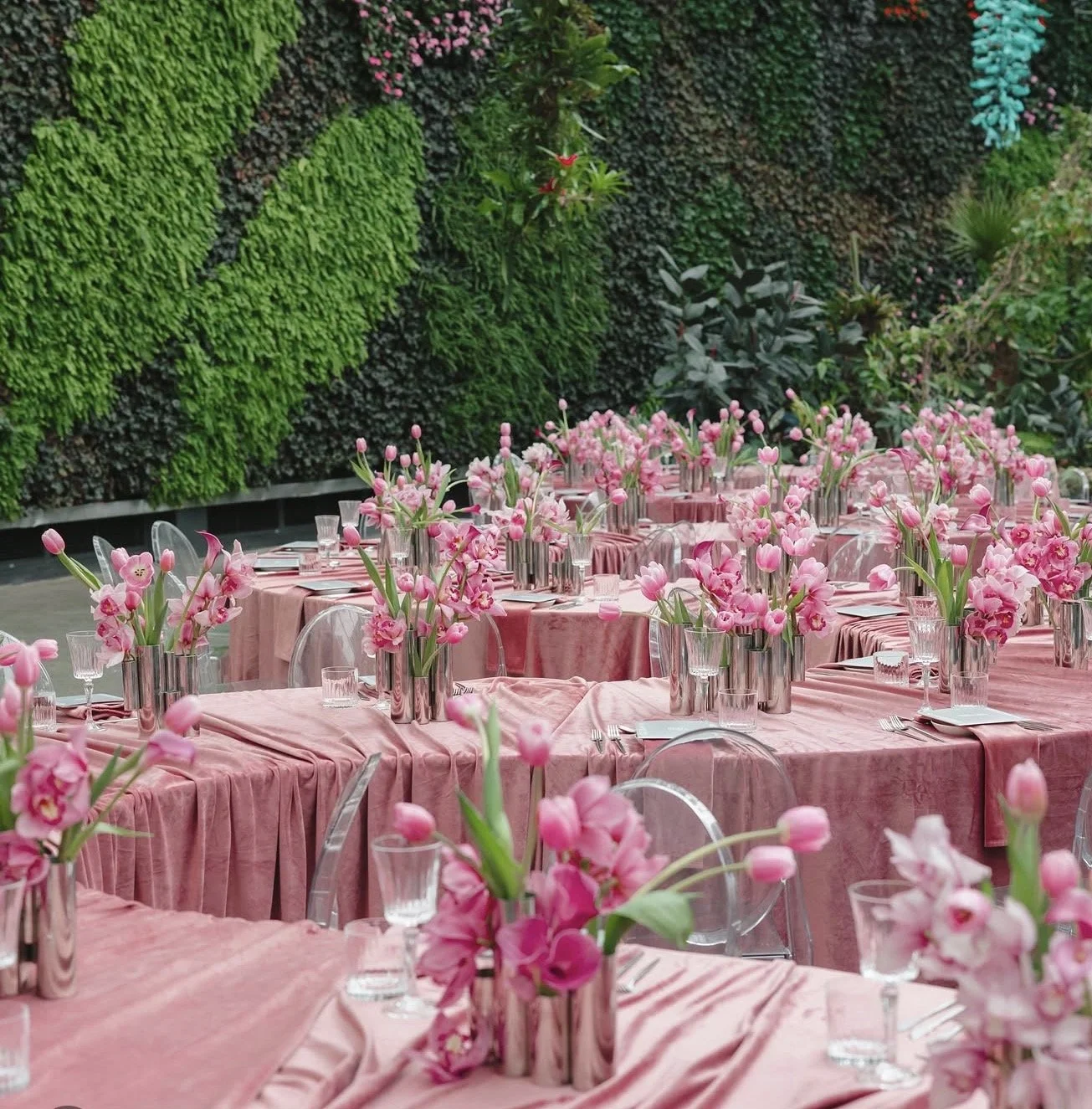 Calyx serpentine table
