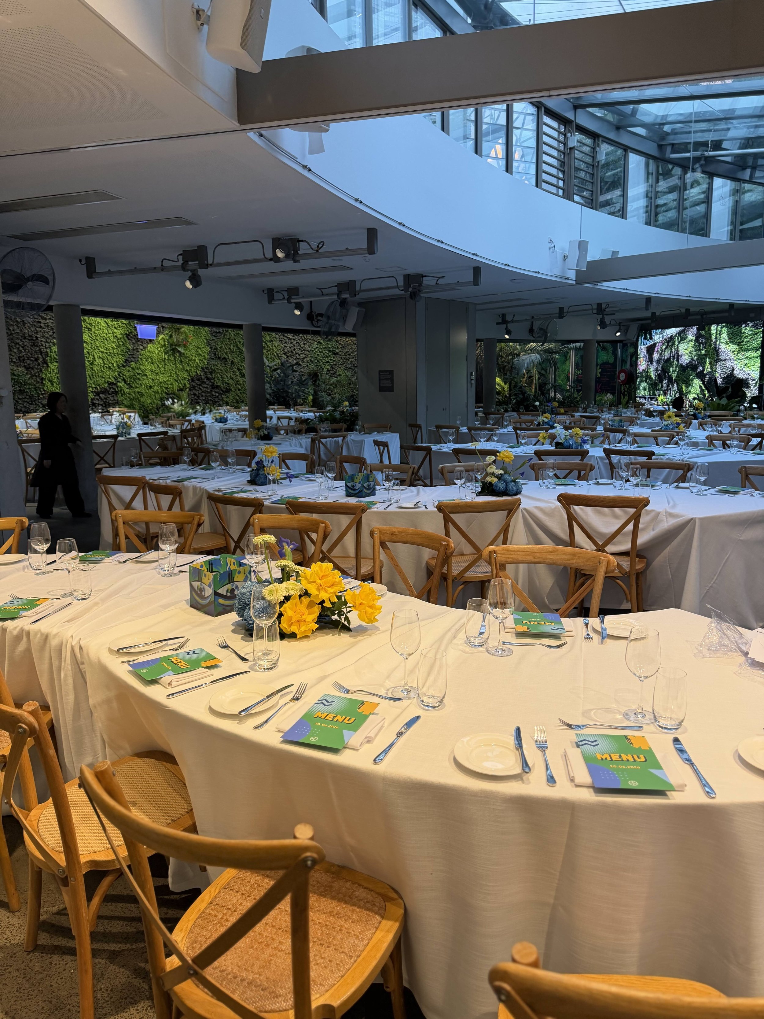 Curved tables for events