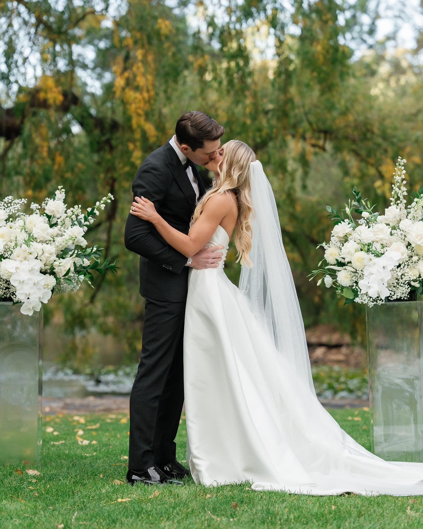 Gemma + Brady 
at @glenewinestate 

Photographer @wallflowerweddings 

#adelaideflorist #adelaideevents #sunnybraeestate #sunnybraewedding #beresfordwedding #kingsfordestatewedding #goldingwineswedding #longviewvineyardweddings #weddingstylist #adela