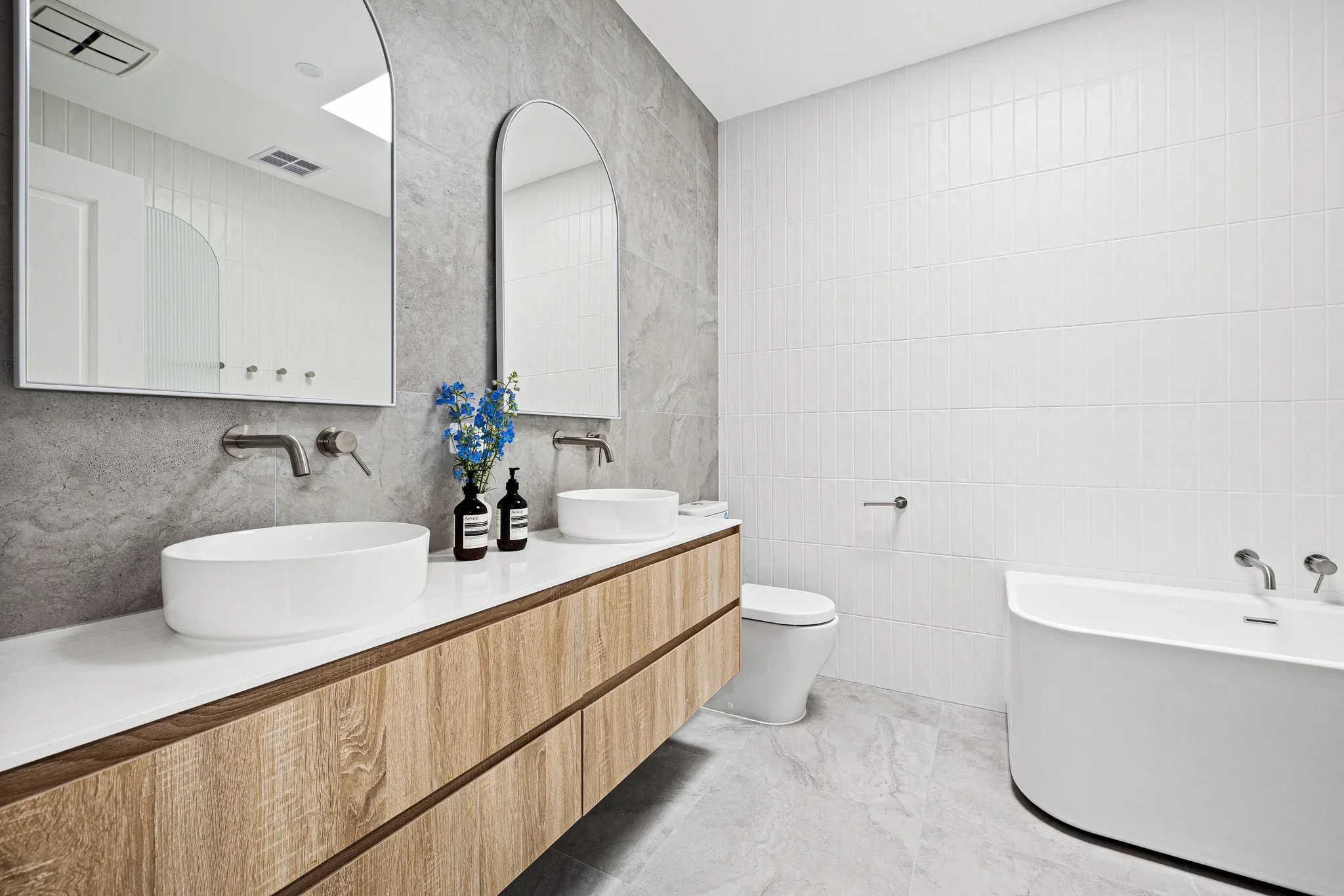 Modern residential bathroom in Watsonia by Dean McCredden Architect.