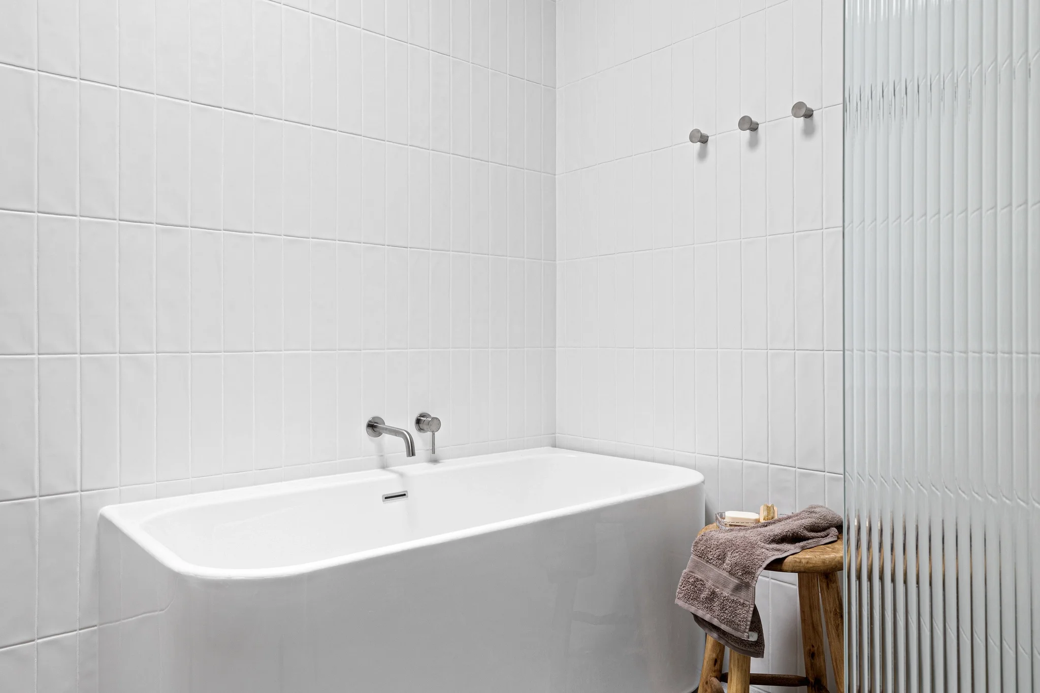 Modern residential bath and shower in Watsonia by Dean McCredden Architect.