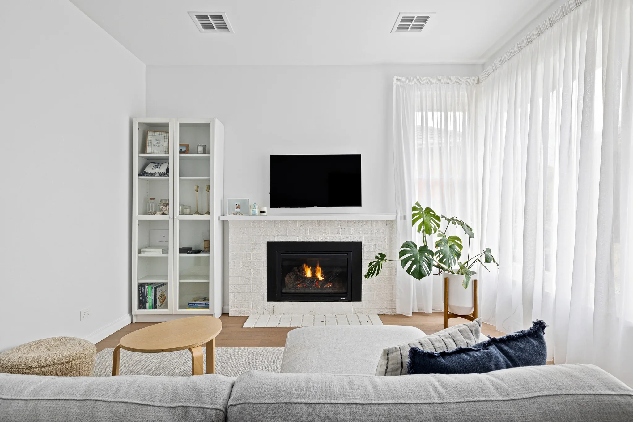 Modern residential lounge in Watsonia by Dean McCredden Architect.