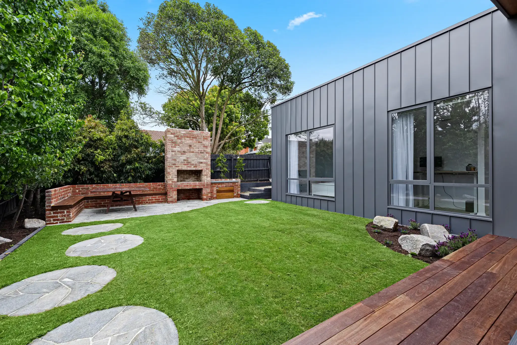 Modern residential deck in Watsonia by Dean McCredden Architect.