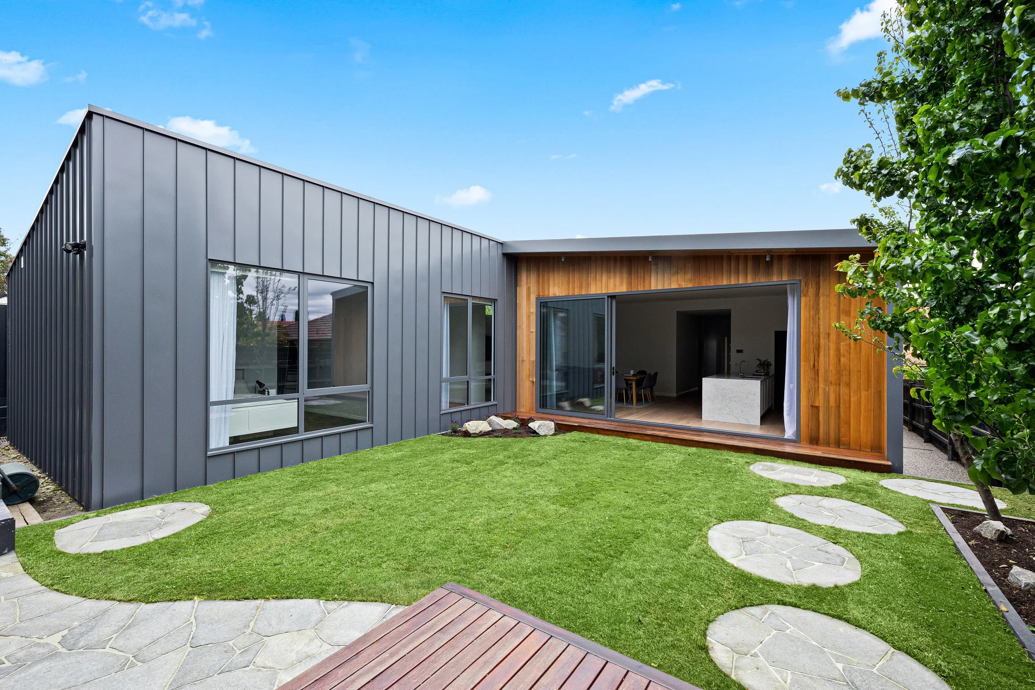 Modern residential extension in Watsonia by Dean McCredden Architect