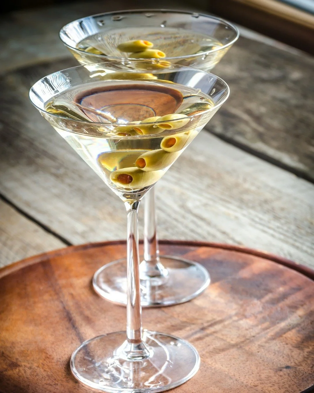 Ciao amici! 🇮🇹 Let's raise our glasses to the weekend with a classic martini at Osteria Roma! 🍸✨ Join us as we toast to good times and unforgettable flavors. Salute! 🥂