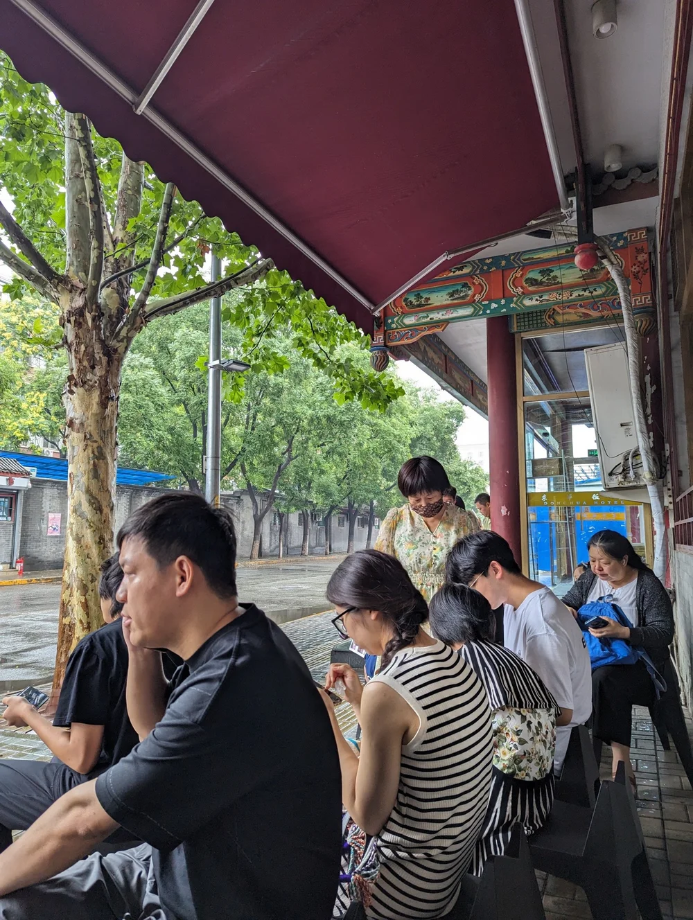 Take a seat and wait for your turn at Siji Minfu