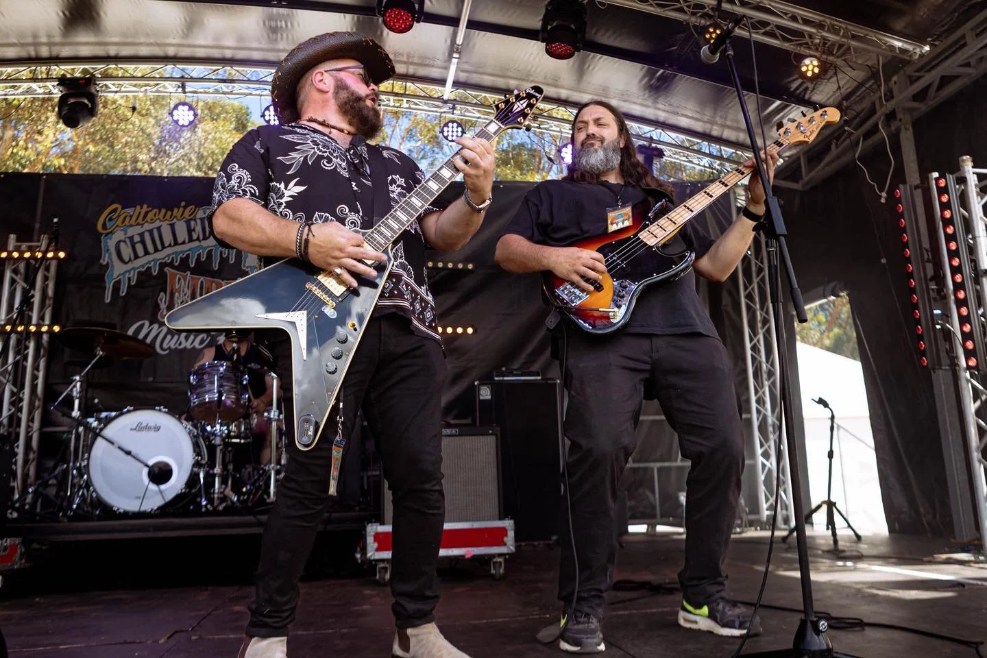 From the get-go Surviving Sharks set the scene to what turned out to be one of the most epic line-ups at COFU ❄️🔥

📸 @flynnturleyphotography