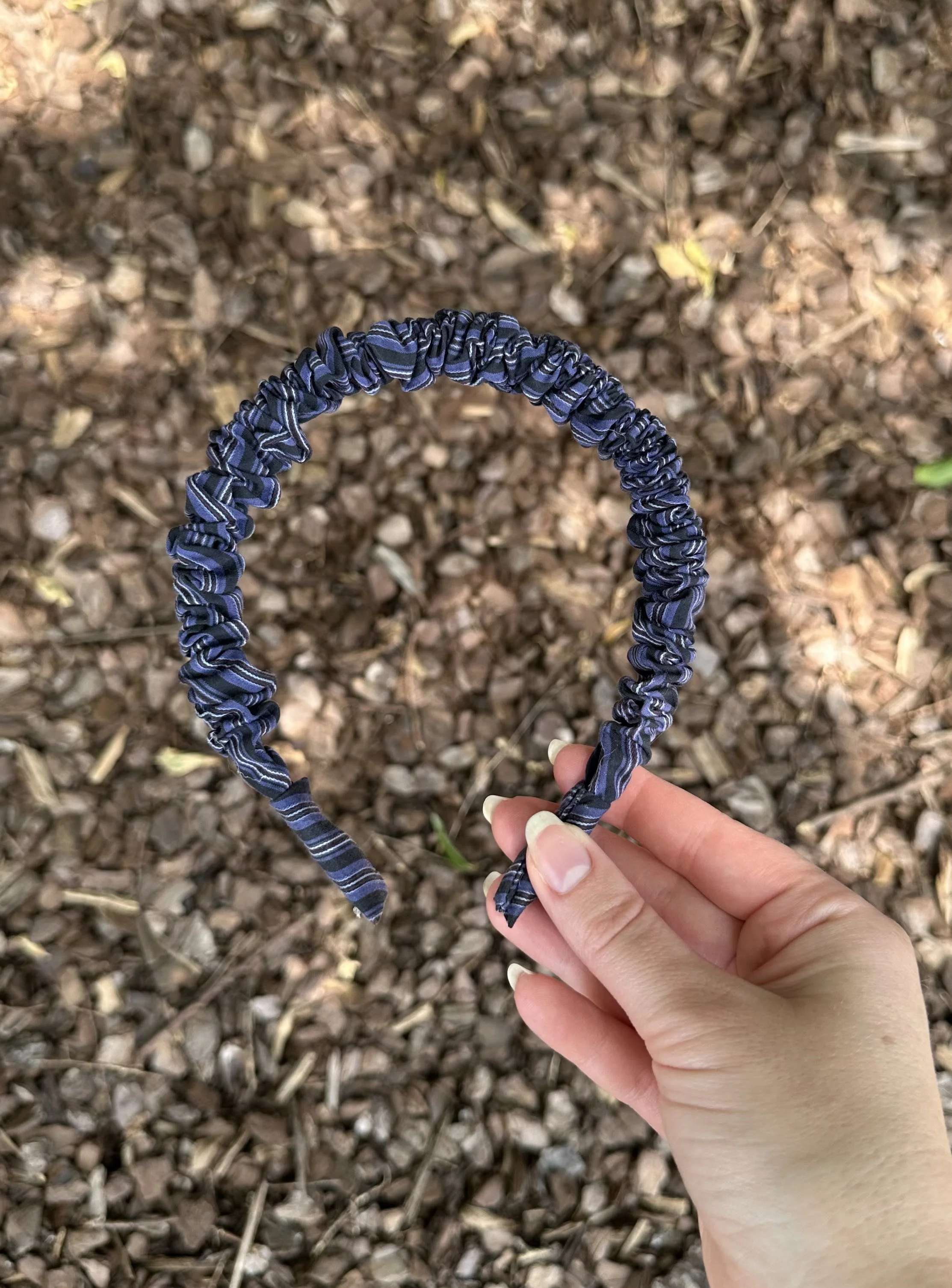 Cotton headband with dark blue stripes and a bold, preppy flair