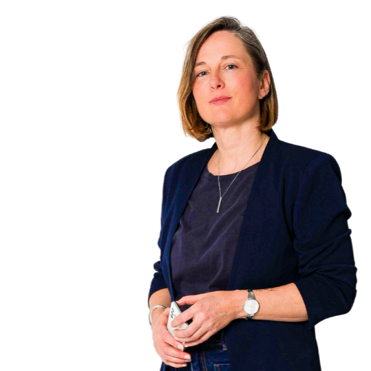 Claudia Gabel steht mit ernsthaftem Blick und Handy in Hand