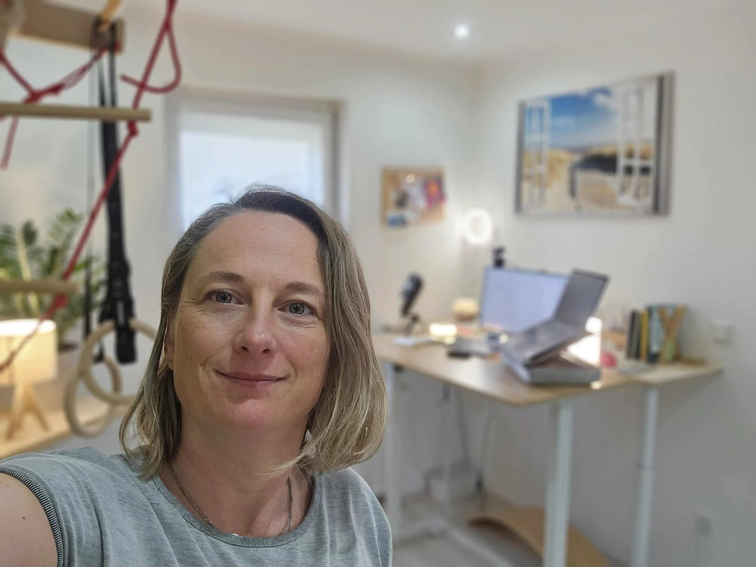 Frau mit halblangen Haaren in einem Multifunktionsraum