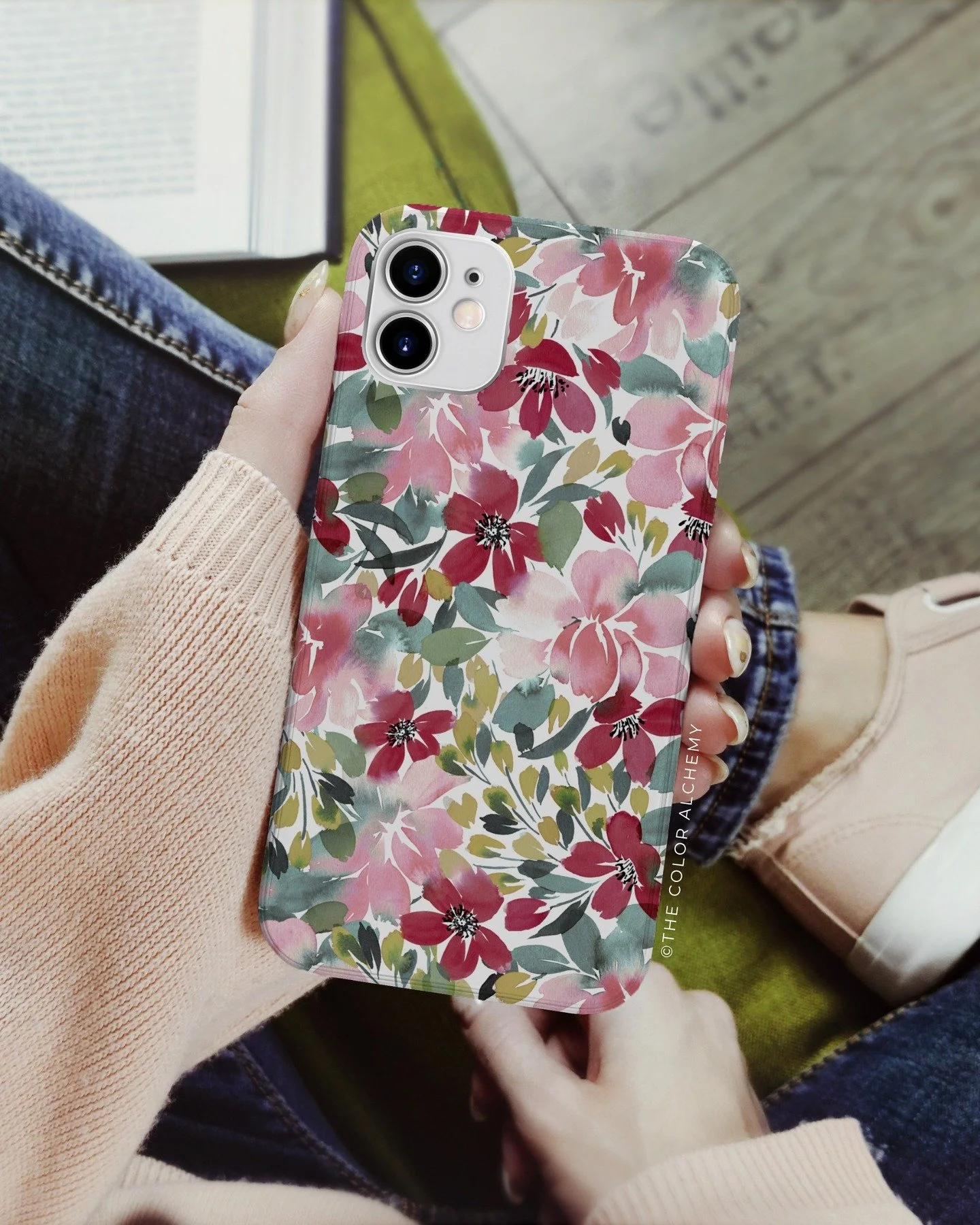 Autumn hues and soft watercolor brushstrokes &mdash; this loose floral feels like a little piece of fall you can carry around. 🍂
How would you like this beautiful hand-painted pattern on your phone case? I love how the warm reds and muted greens com