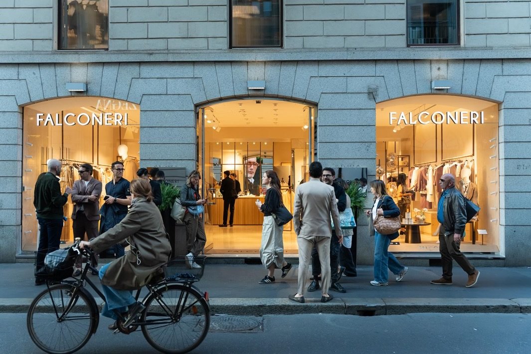 Design Week Milan, wrapped.

We had the pleasure of collaborating with Falconeri during Milan Design Week, where together with Riflessi they brought Silk Sculpture to life. An experience exploring the balance of contrasts, where textures and volumes 