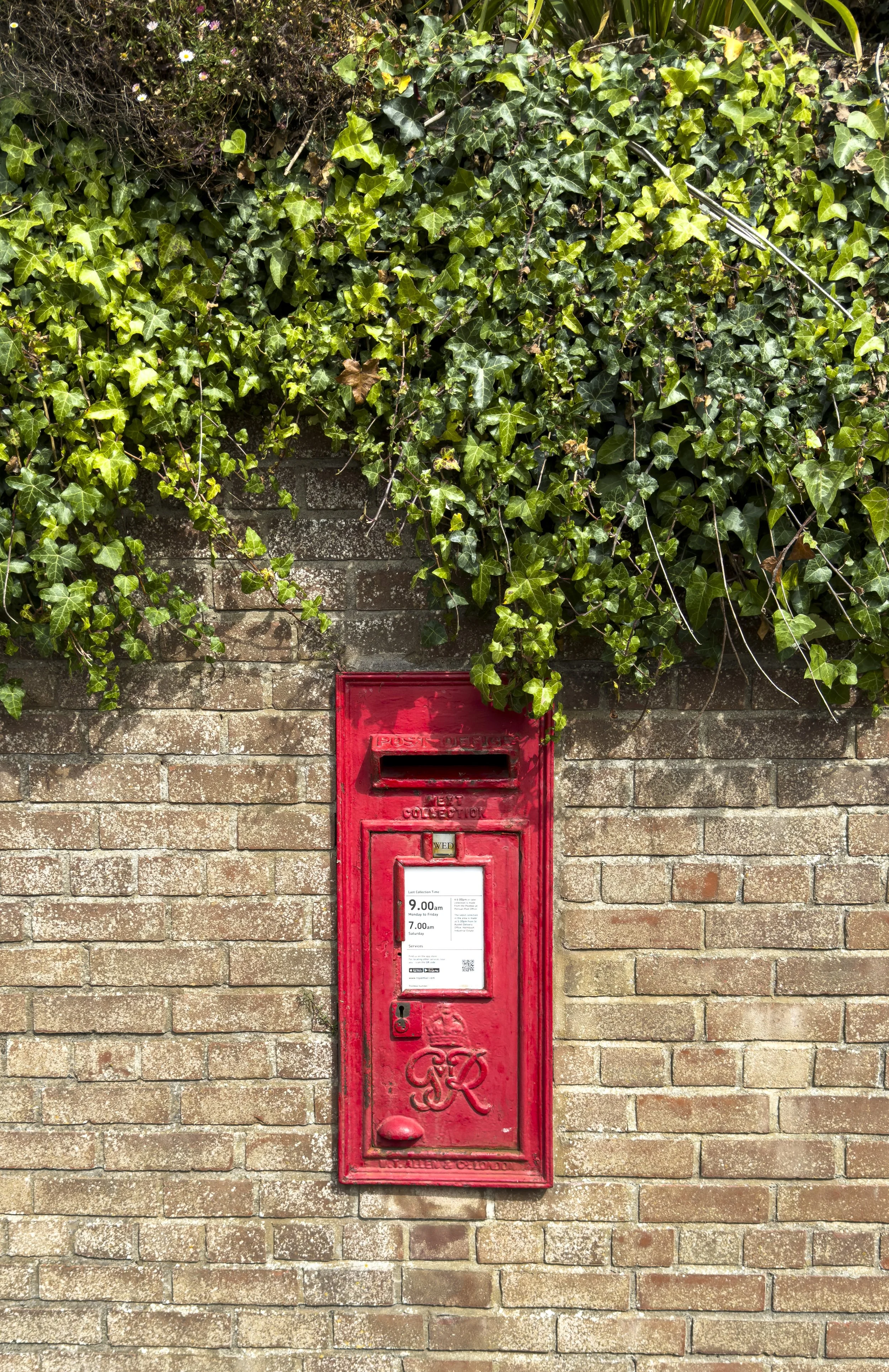 George VI Letterbox in Fowey