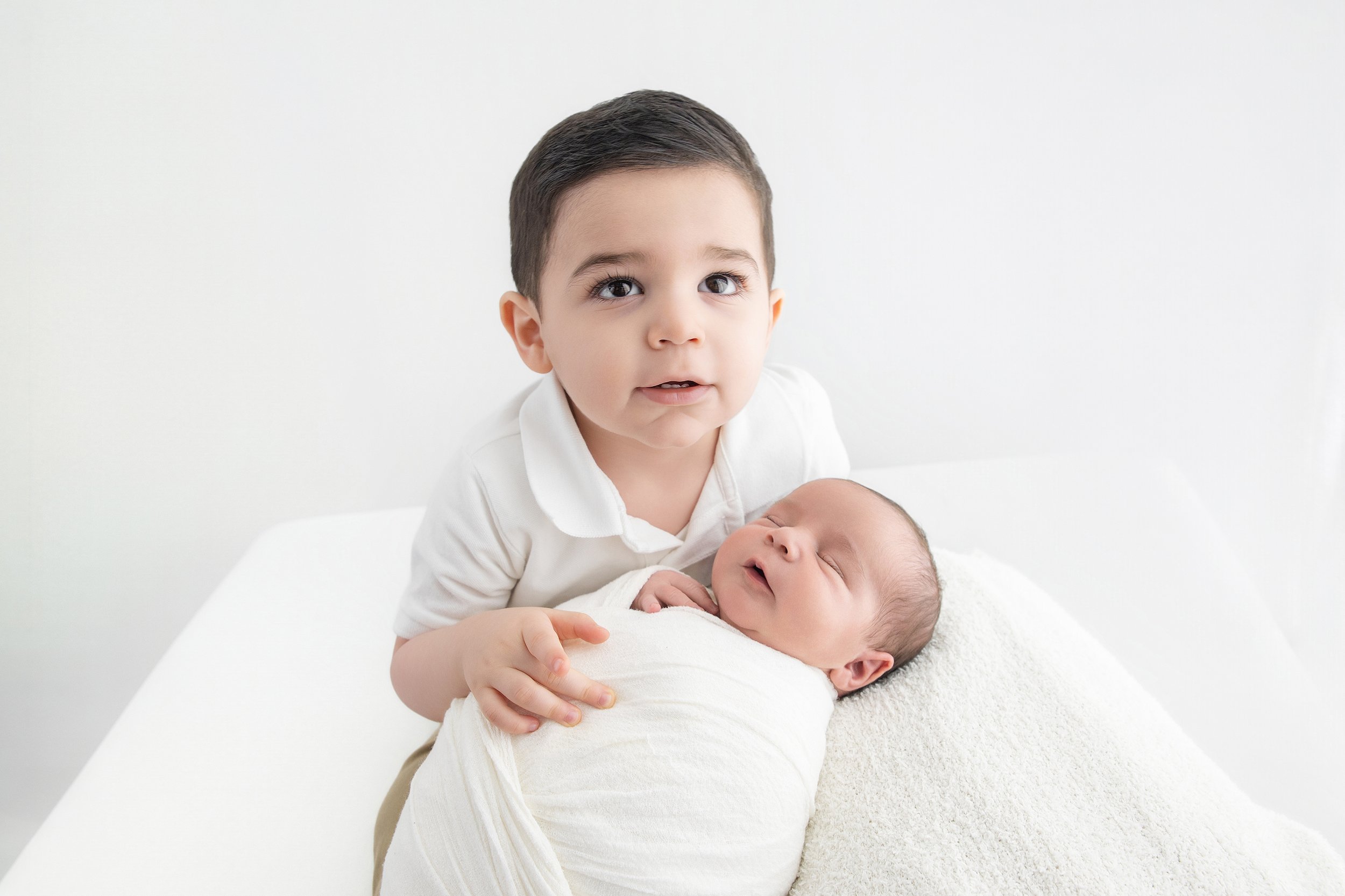 rochester-hills-newborn-photographer-sibling-holding-newborn-el-and-em-photography.jpg