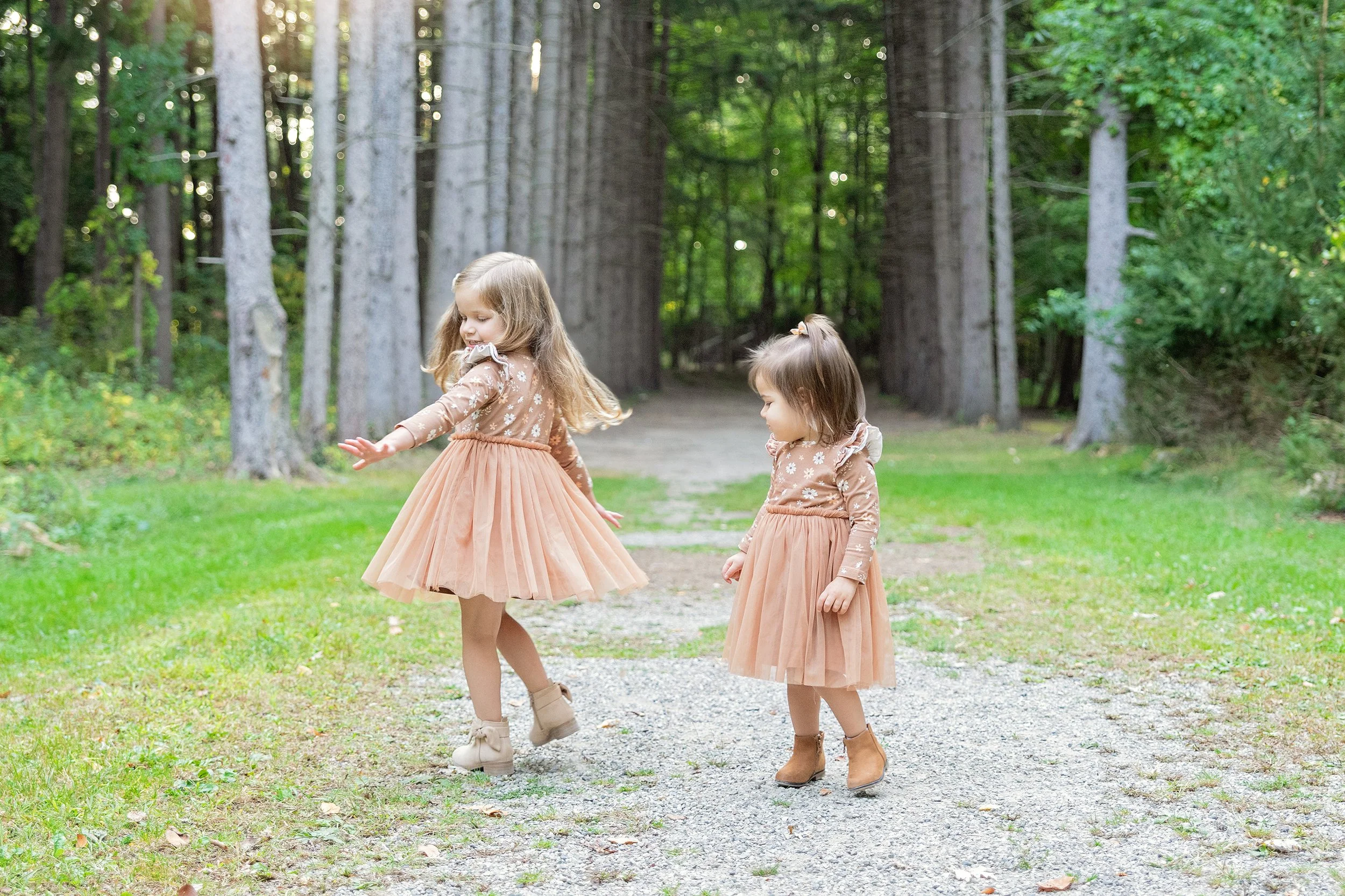 Children photographed during an outdoor family photography session by a Rochester Hills family photographer