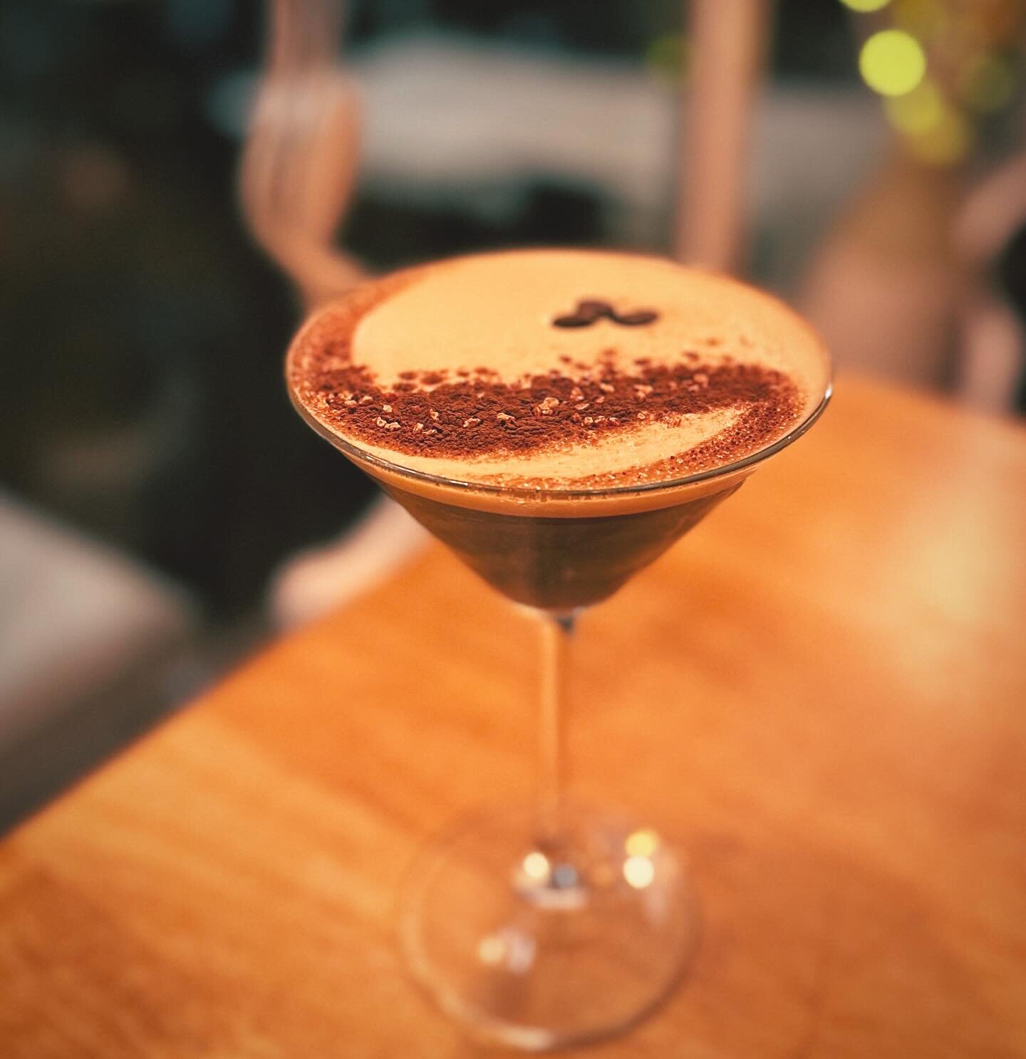 A fantastic seasonal Salt Caramel Martini 🍸🤩 The combination of sweet and salty, the shaken mixture of vodka, salted caramel syrup and coffee liqueur will make this cocktail the hit of the Christmas holidays 💃🏻🕺🏻🍸it&rsquo;s not to be missed! ?