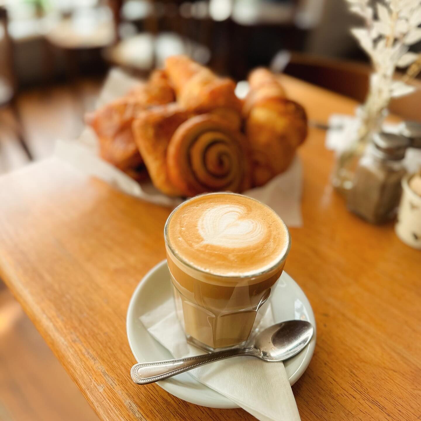 A perfect Sunday starts with a coffee and a fresh baked pastry in a cosy and welcoming Italian cafe ☕️🥰🥐 We&rsquo;re waiting for you 🤗