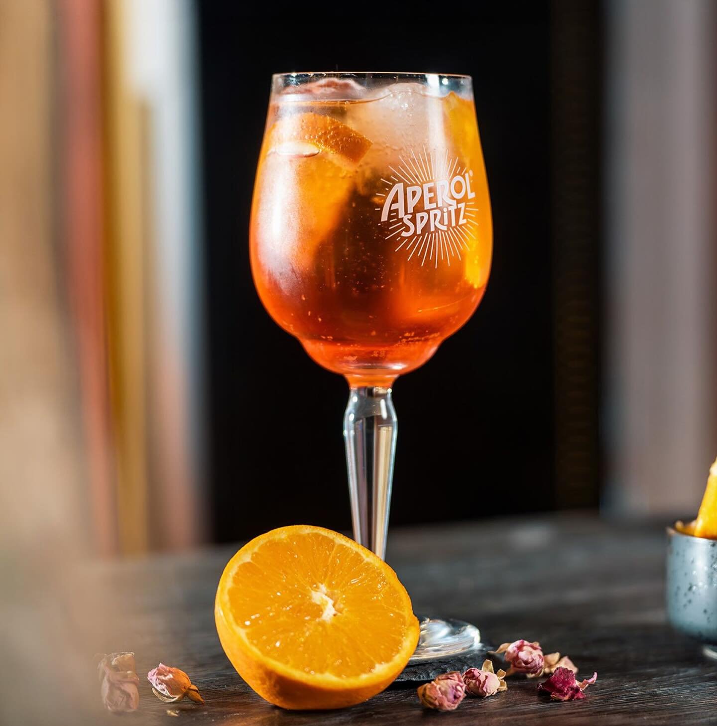 what a beautiful sunny day, perfect for an Aperol Spritz, an aperitif, and watching the people go by 😎🍹💛☀️