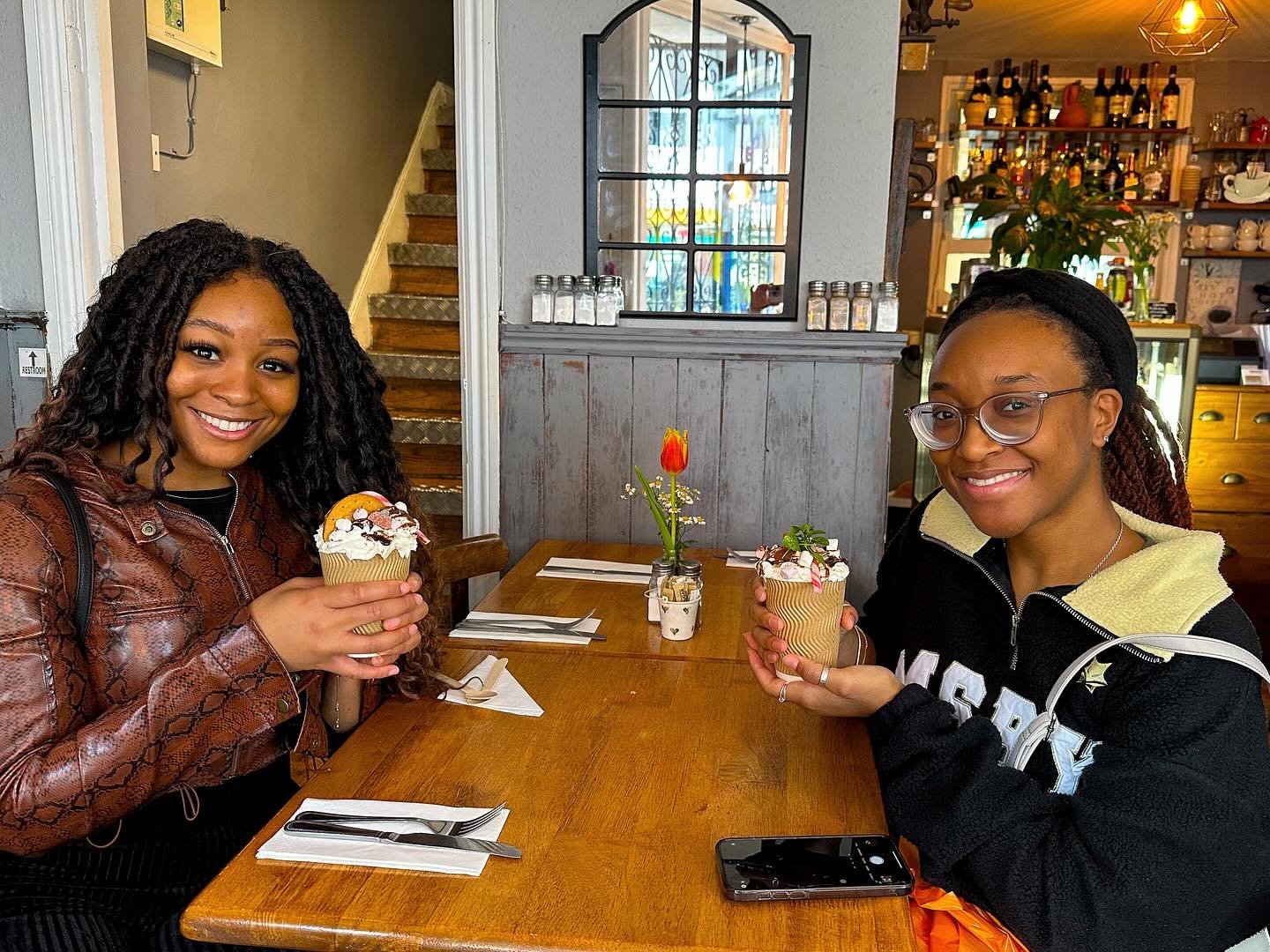 what a beautiful Monday, splendid smiles holding their cup of hot chocolate supreme 🥰🤤 🍫
Among the varieties of chocolates you will find in store
milk hot chocolate 
hot chocolate supreme 
Hot chocolate in flakes 58% venezuela &amp; 70% peru 
Pepp
