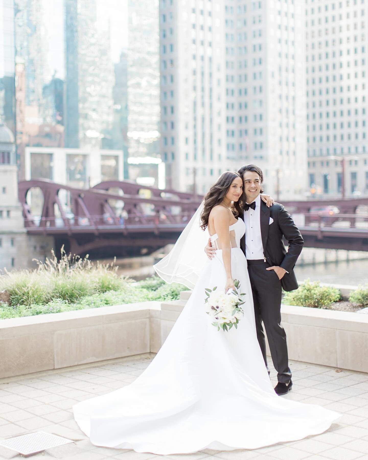 ✨Wishing these two a very Happy 6 month Anniversary ✨🥂A day late but what they hay?!?!😉🥰
&bull;
&bull;
&bull;
&bull;
&bull;
Planning @nsweevents 
Venue @chicagoculturalcenter
Catering @entertaining_co
Floral @juliettanfloraldesign
Photo @laurawith