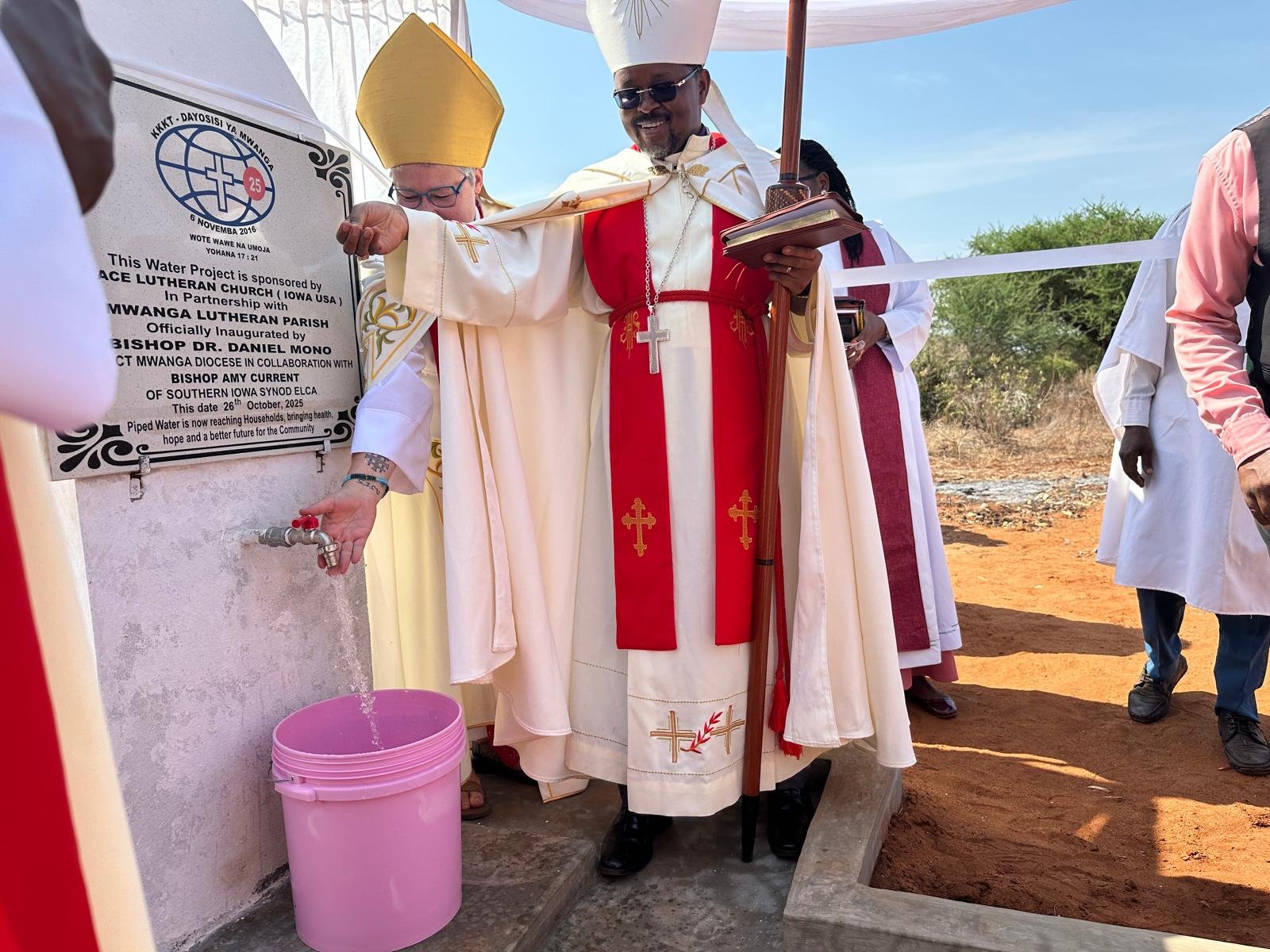ishop Current turning the spigot with Bishop Mono.