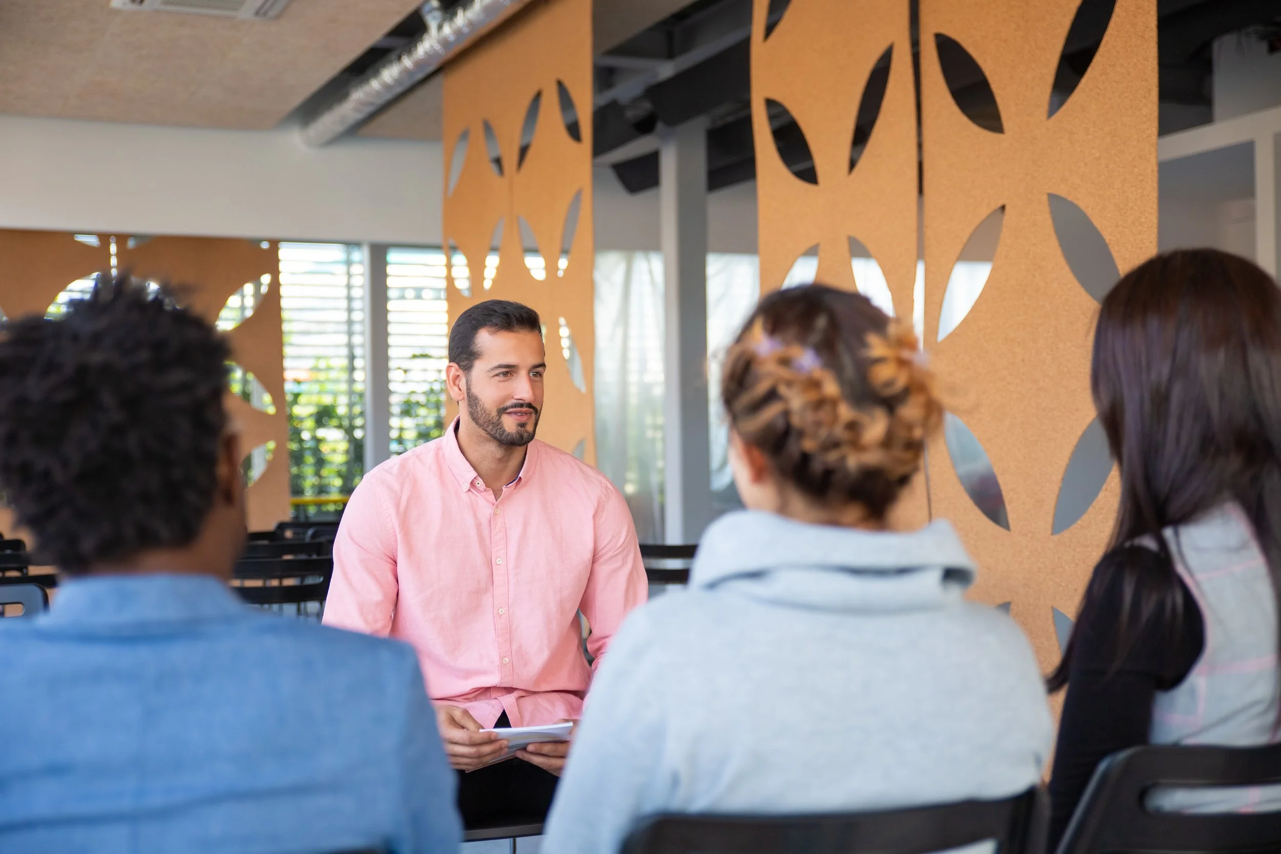 Un intervenant animant une discussion de groupe dans un bureau.