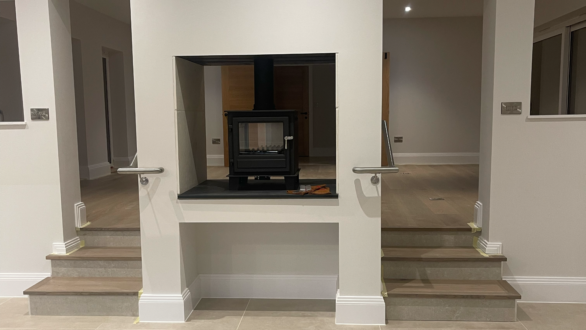 4 bed bungalow with a two tiered kitchen, dining, and open plan living space