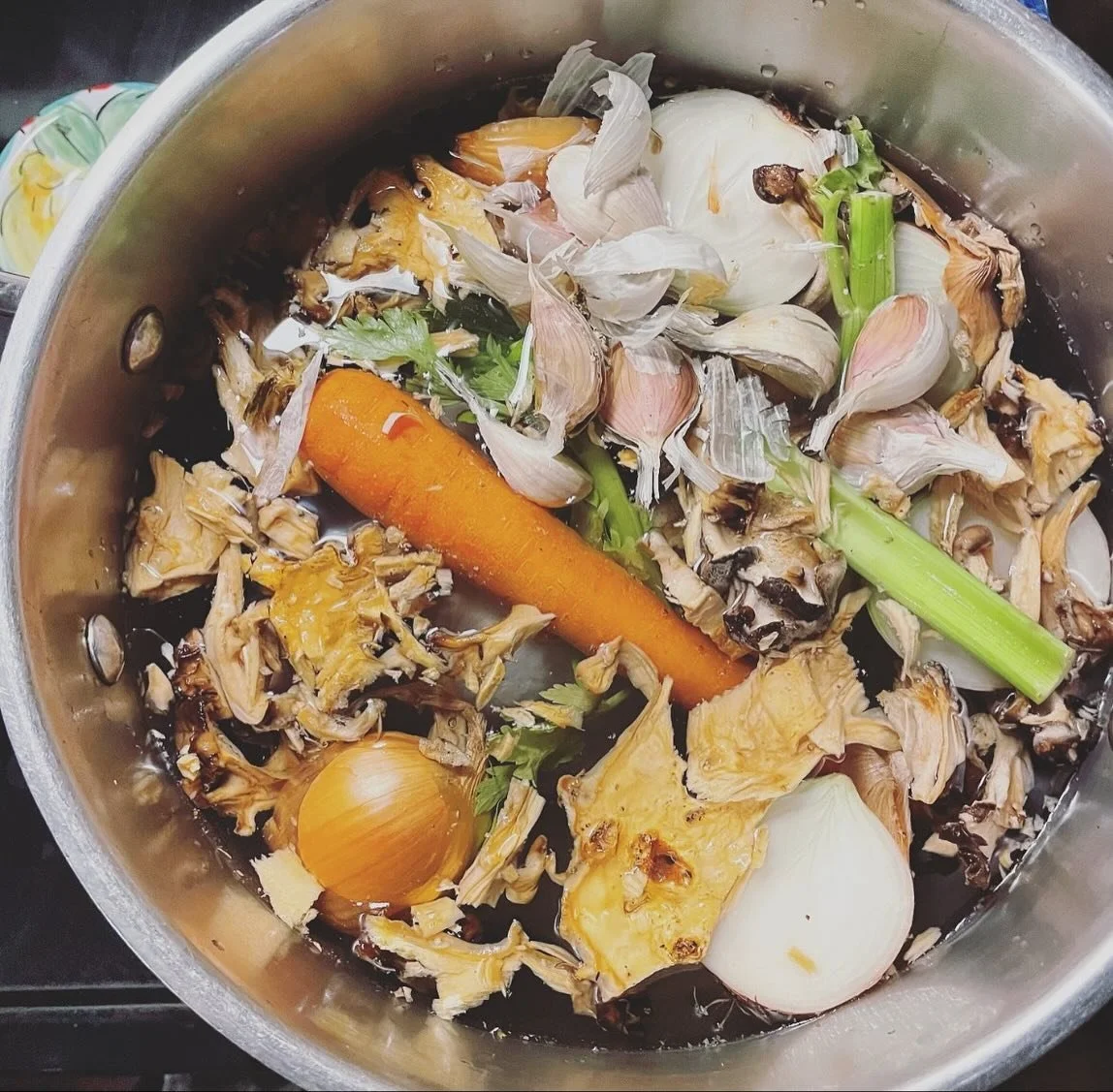 FREE online class alert!🥘🥕🧄✨
Join me this Wed 10/15 for an online class all about my fall and winter faves- herbal broth and herb-enhanced soups! These are the foundation of my kitchen medicine practice and I can't wait to share about them with y