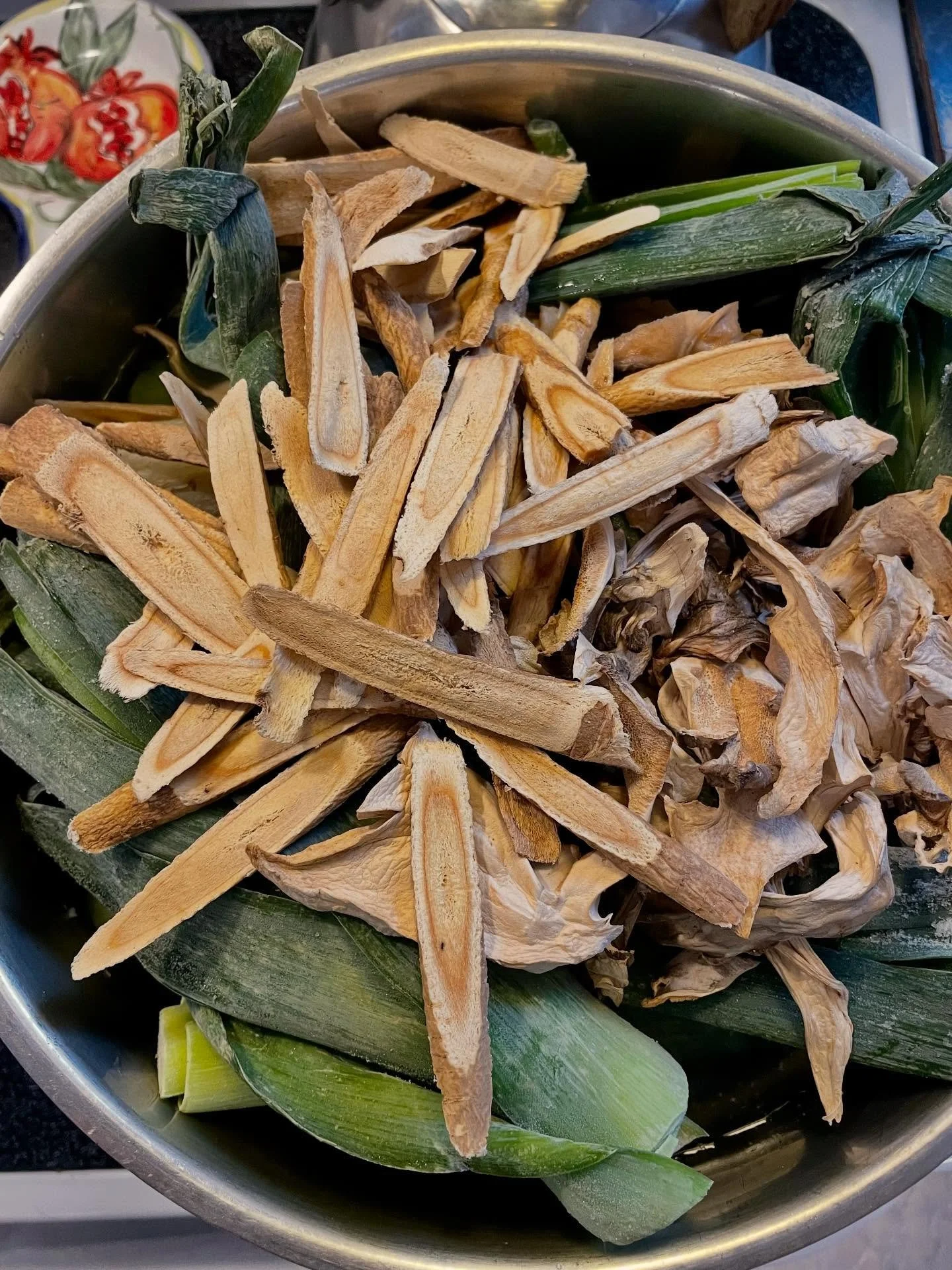 Soup story time🍲🍲🍲

Recently a family member came down with laryngitis. She didn't have many herbs at her disposal, but I suggested she make an herb-y egg drop soup with garlic and ginger, and the results? &ldquo;It fixed it,&rdquo; she said🙌🏼🧄