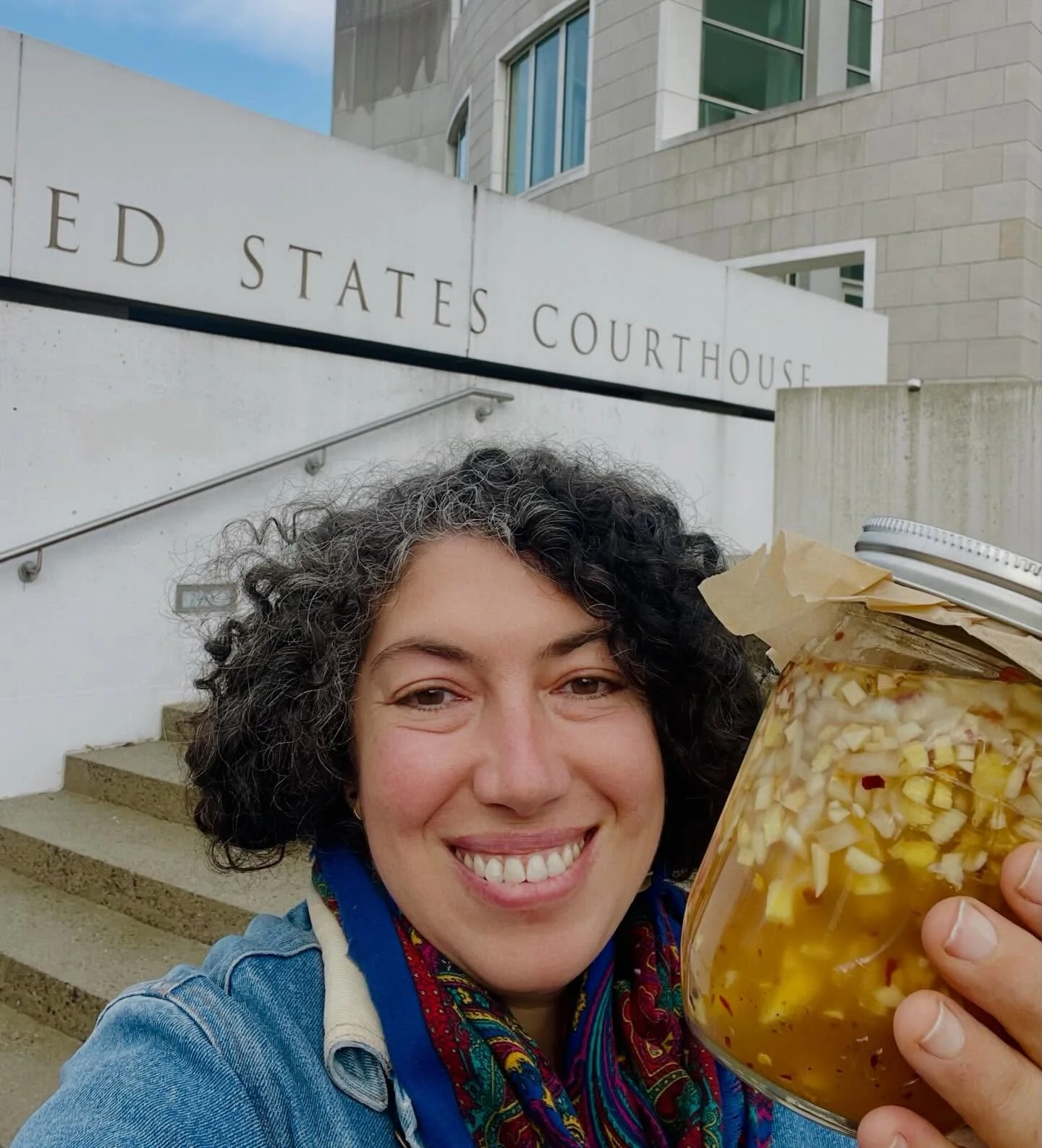 LAST DAY to join us for Spice Rack Medicine!⏰🔥🍄&zwj;🟫🫚✨❤️

👉🏼And yes this is me in front of a federal courthouse with a jar of trademark-free Fire Cider! Right after teaching a free Fire Cider-making class at the public library just a few doors