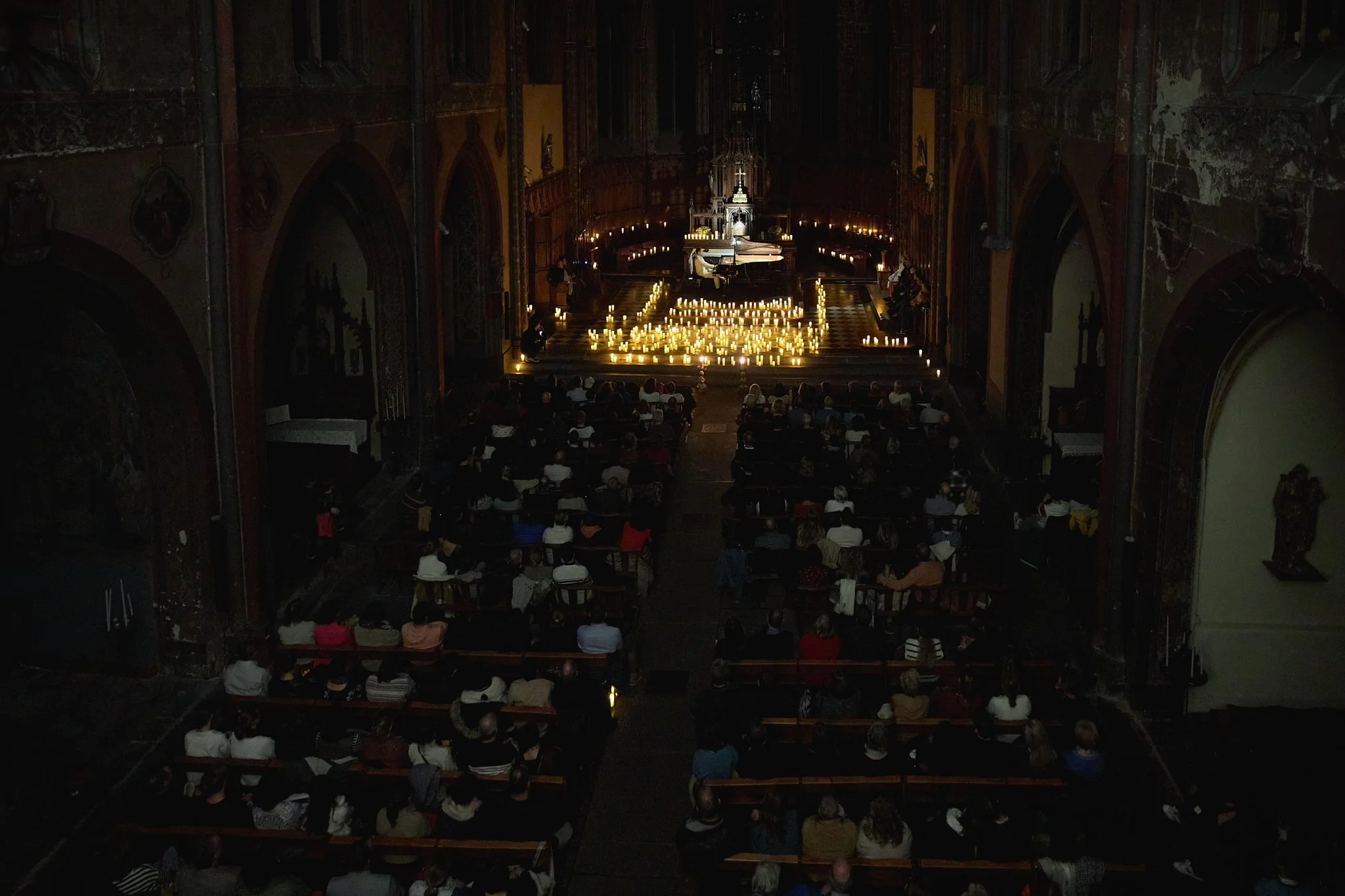 Où assister à un concert à la bougie ? Voyage musical à travers les villes de France