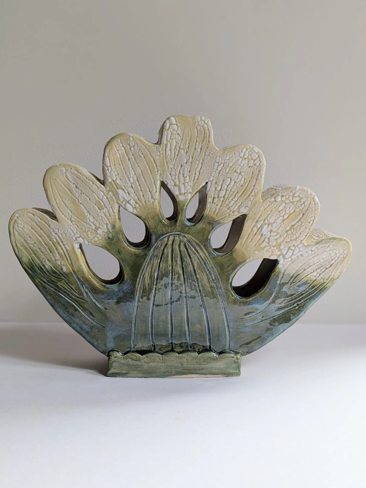 Floral Vase in Green and White
Ceramic
8"x10"x2"