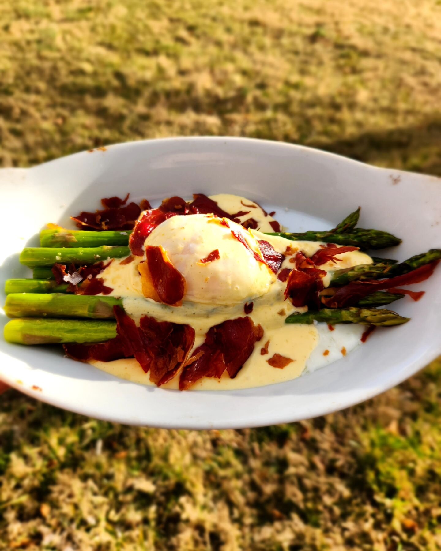 Roasted asparagus with poached egg, hollandaise, and crispy prosciutto to start your night off right! 
.
.
.
#avlrendezvous #eastasheville #hawcreek #avlfoodie #avleats #crispyprosciutto