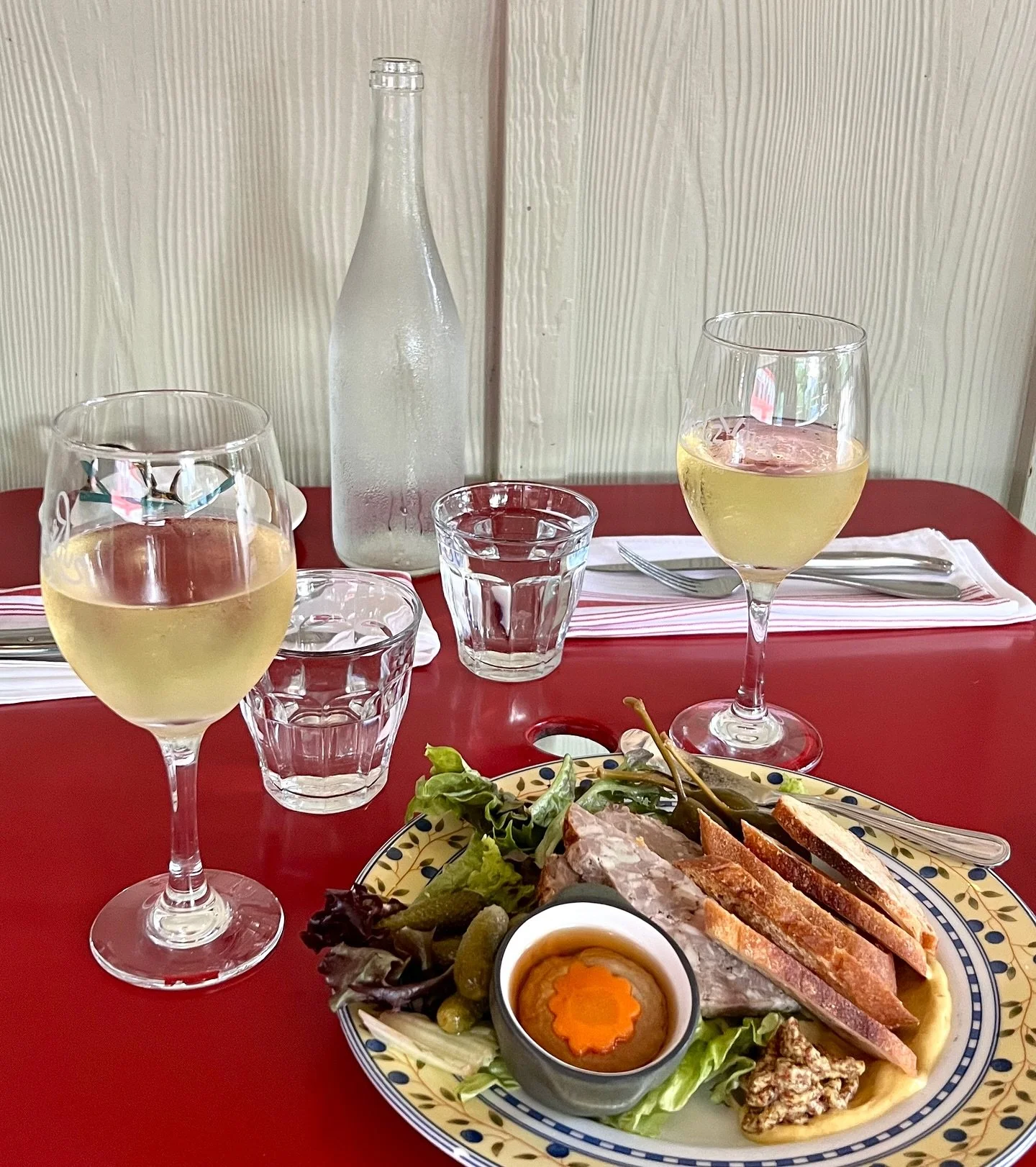 Start your weekend with RendezVous 🍷🍁 It&rsquo;s what Julia Child would do