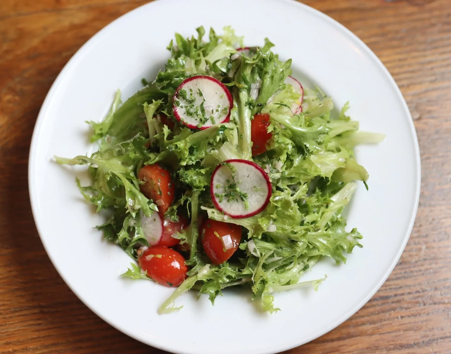 We&rsquo;re stuck on Dijon mustard vinaigrette 🥬🍋 Fresh, tangy, and bright. A salad for green lovers and critics alike 🥗 Savourez bien!