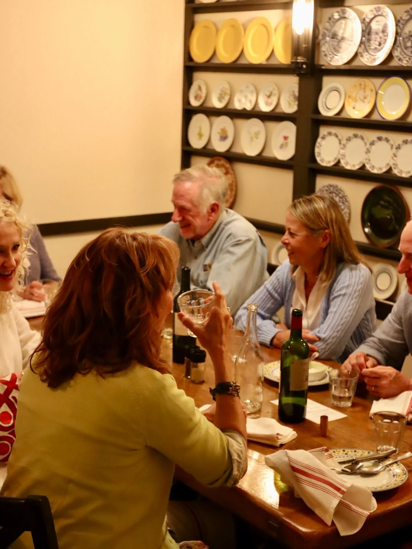 C&rsquo;est le weekend! We hope you&rsquo;re laughing and your cups are full! It&rsquo;s time to RendezVous 🥂 Call up your neighbors and friends - the joie de vivre is at the dinner table 🥂