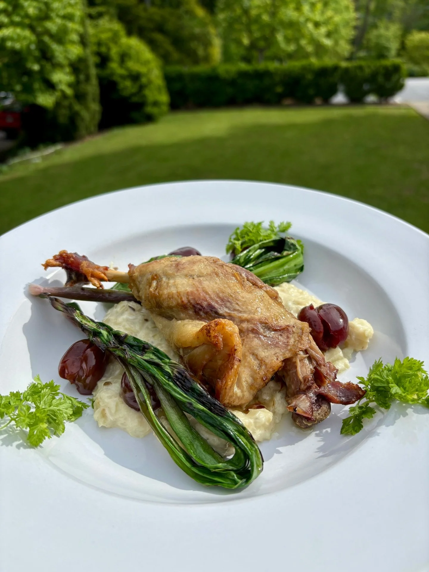 Les plats sp&eacute;ciaux du week-end! 

Confit de Canard 
Duck confit served over fennel soubise, with local ramps, chervil, fresh poached cherries, and cherry juice reduction 

Risotto aux Coquilles St. - Jacques 
Scallop risotto with citrus, local