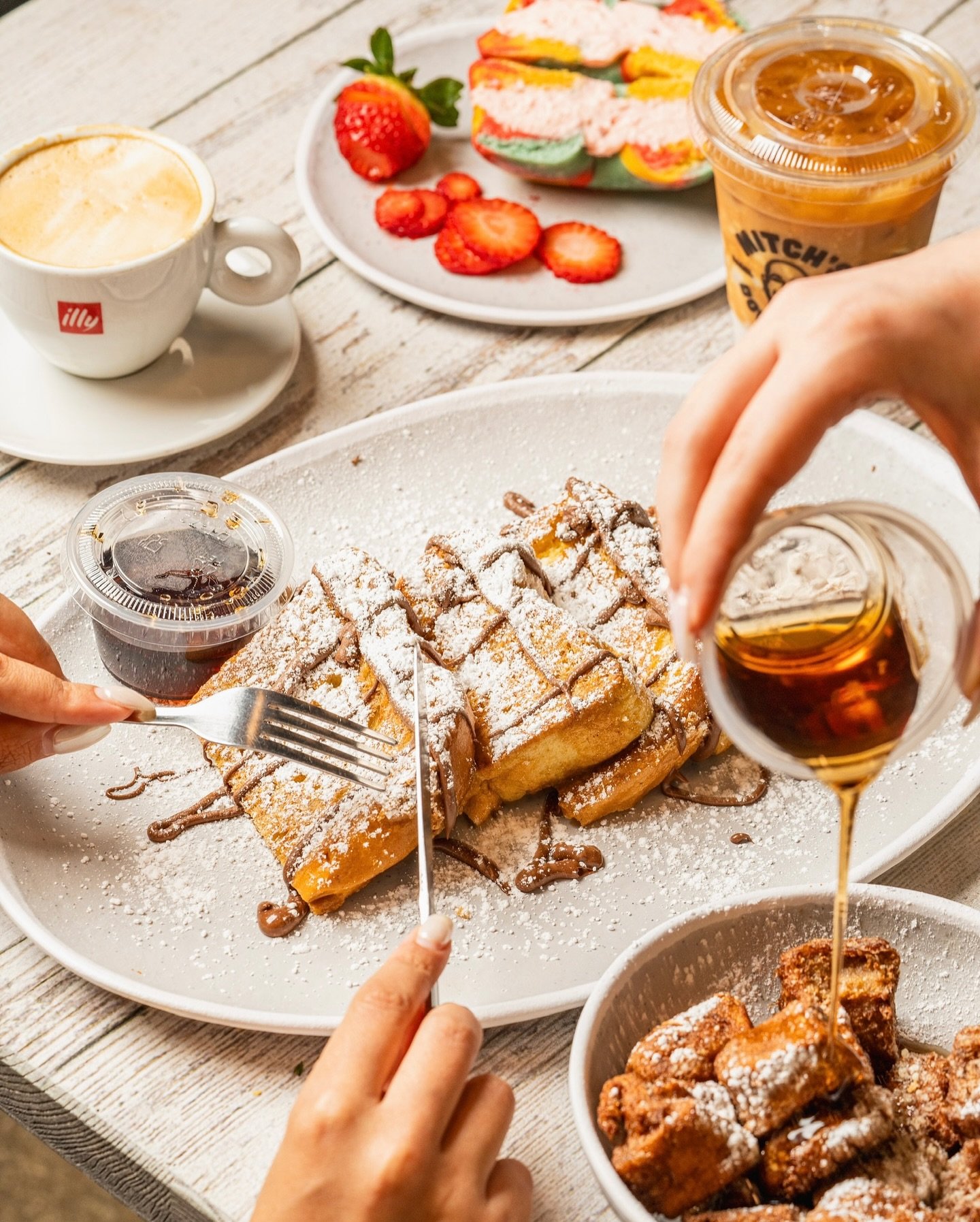 This brunch spread is worth setting your alarm for 😏 Drop your go-to brunch order 👇