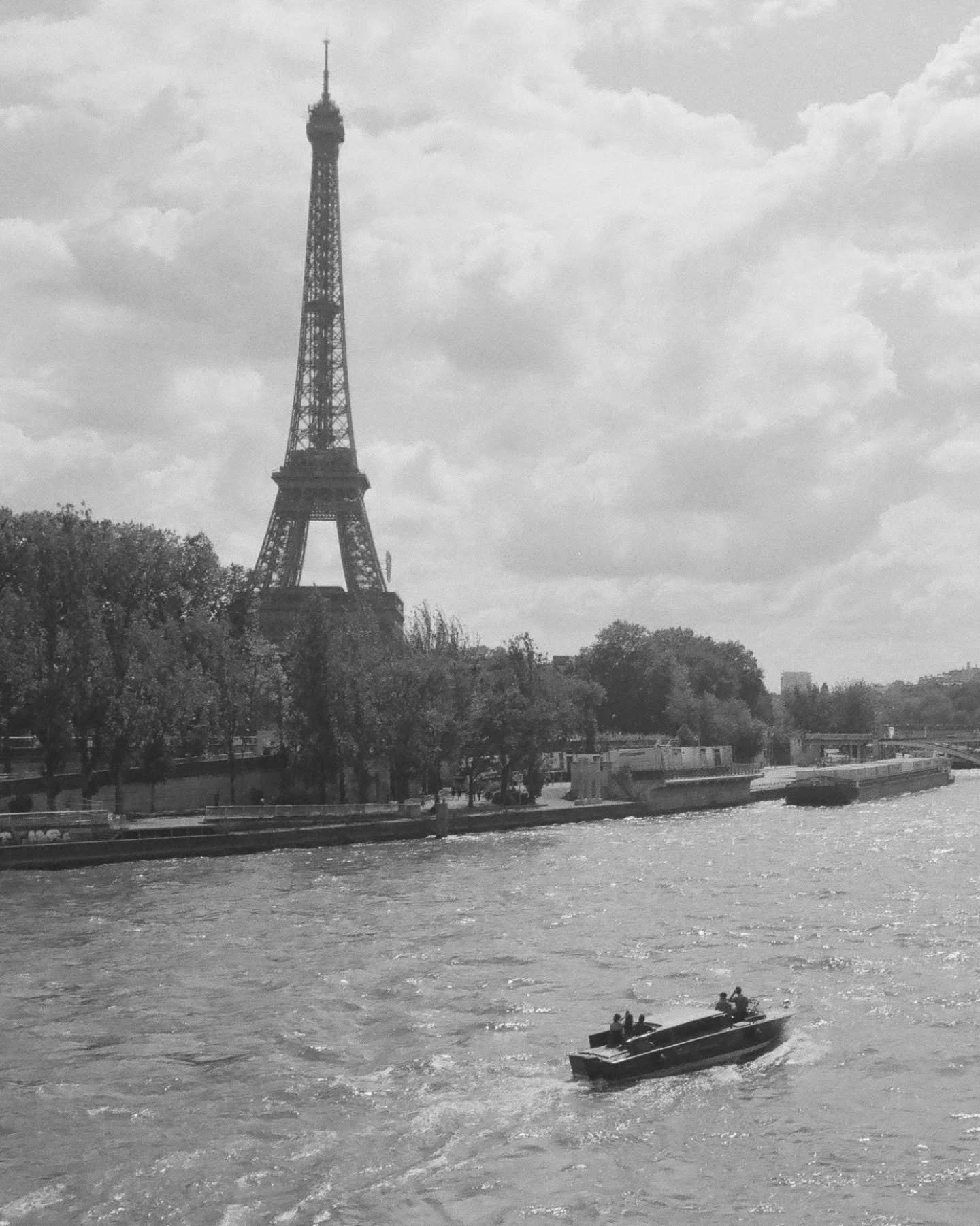 Chapitre Deux - Paris

Shot on:
Nikon FM2N
Nikon 28mm f/2.8
Kentmere Pan 400

#shotonfilm #filmphotography #filmisnotdead #kentmere400 #paris #france #photography #studentphotographer #studentphotography