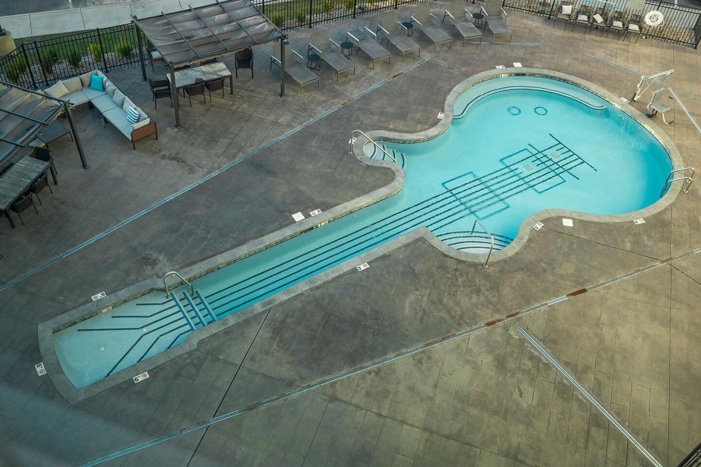 looks pretty nashville!

#guitarshapedpool #athenahospitalitygroup #letsgoswimming #coxpoolsbirmingham #poolbuildingprocess #trusttheprocess #details #poolbuilder #poolmarketing #poolbuildersofinstagram #pooldesign #pool #concretepools #copingskills 