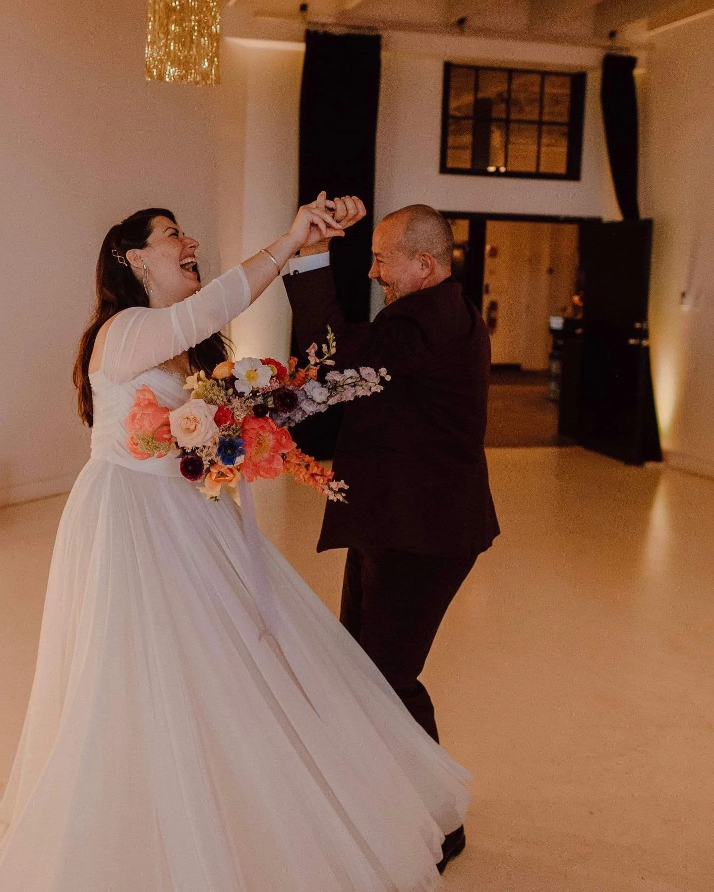 Ne pas en revenir de la commande de ce bouquet! Tellement de plaisir avec ces couleurs!!☀️
.
V &amp; D 
.
Photos par @tanialemieuxphotographe 
.
Robe: @dreamityourselfmontreal 
.
HMUA: @jacinthe.benoit 
.
Coordonnatrice: @lovepunch.co 
.
Voile: @tara