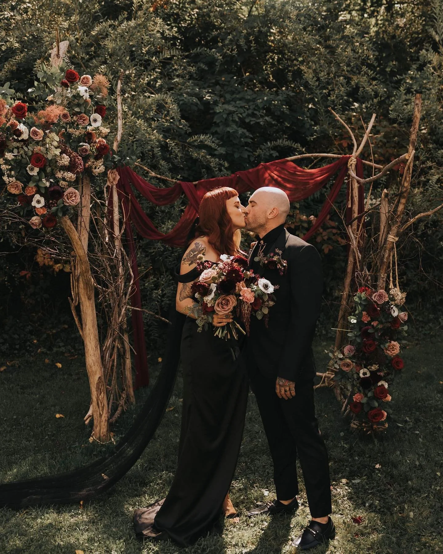 Arche, bouquet &amp; boutonni&egrave;re pour ce magnifique mariage 🤍
.
.
M-M &amp; J-S @une.maman.vegane 
.
.
.
.
.
.
.
.
.
.
.
.
.
.
.
.
.
.
.
.
.
.
.
.
.
#bouquet #bouquets #flowers #flowersofinstagram #flowers🌸 #douceur #flowersmakemehappy #flow