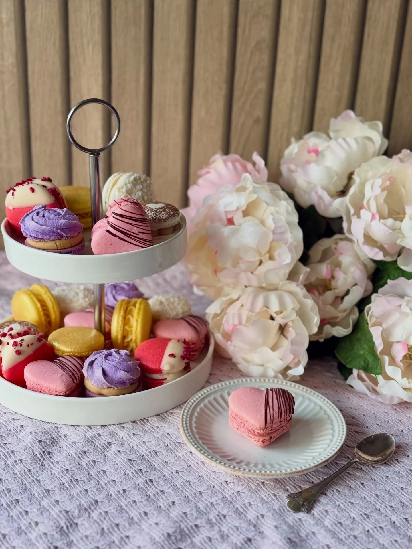 💌With this rare chilly weather in Naples and only 2 weeks until Valentine&rsquo;s Day, it&rsquo;s the perfect time to treat your love (or yourself). 💕

My Valentine&rsquo;s macaron collection is officially here - handcrafted, Love-themed, and fille