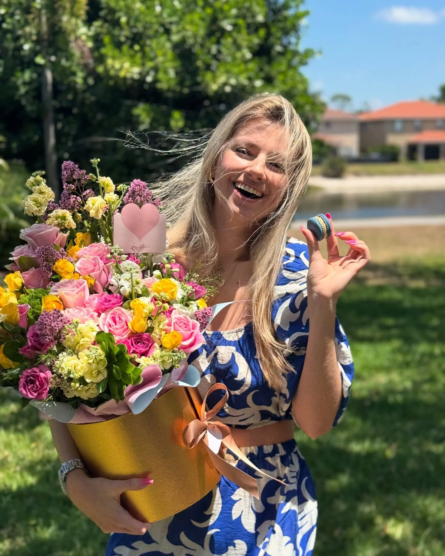 Make Her Smile This Mother&rsquo;s Day🌷
Surprise the most important woman in your life with a gift that says it all &mdash; a luxurious gift box filled with fresh, vibrant blooms and delicate French macarons.
It&rsquo;s more than a gift &mdash; it&r